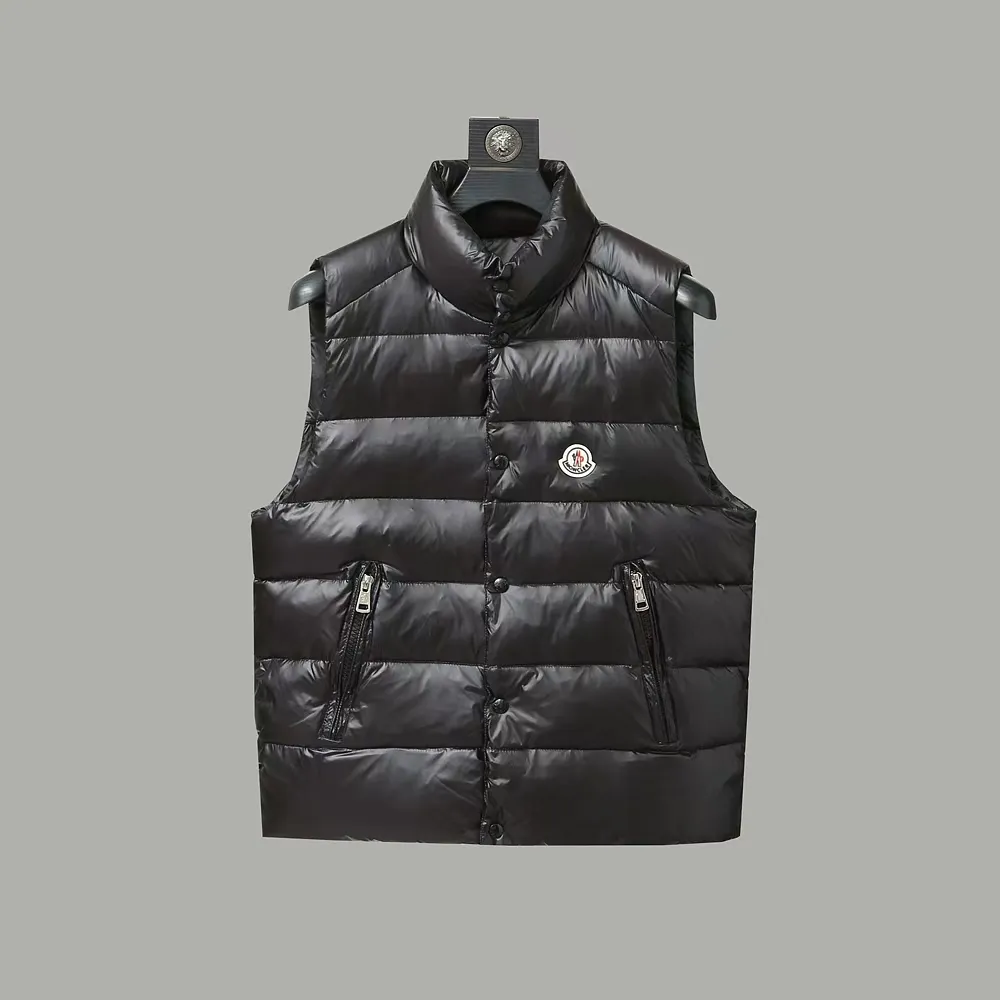 P640 Moncler/Mongolian "Official website same style embroidered small label" Vest down jacket - Fabric: National standard 90 white duck down jacket, made of polyester fiber fabric, comfortable and warm, perfect appearance, good bulk recovery after compression, heat accumulation and warmth locking, complete three standards, original fabric, official same style, different from ordinary version on the market - Color: black white - Size: M L XL XXL XXL XXXL - Purchase the original mold and create it with a full set of customized accessories. Details determine success or failure.  - Accessories: The original accessories are complete with one to one and three standards, os off-shoulder version, same style for men and women, official website quality - no gender distinction, same style for men and women