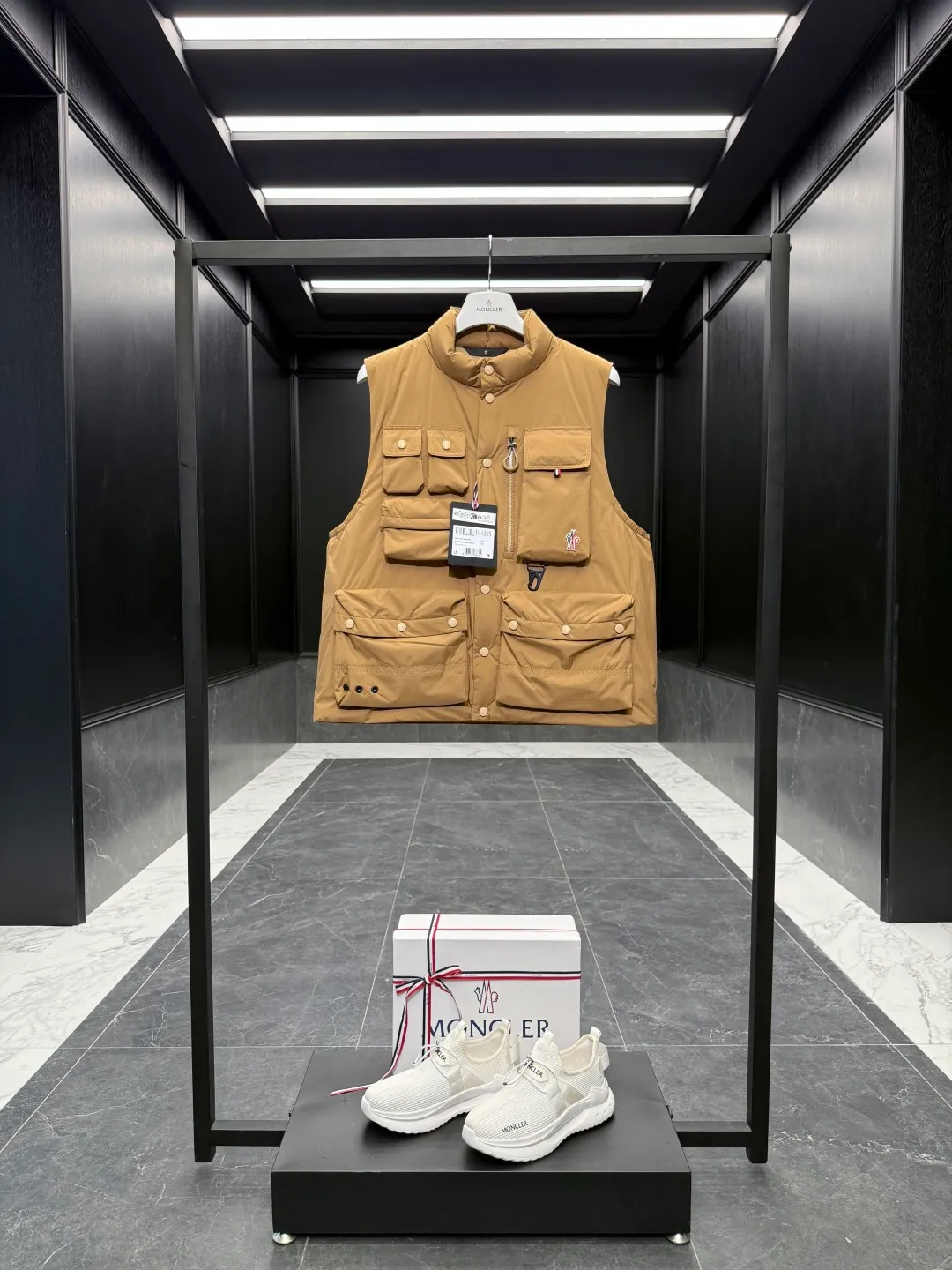 P820 ​​Premium Down ⬆️Moncler Grenoble Tongass Down Outdoor Vest. High-end Black Label Series. Original replacement fabric. Premium duck neck down filling. The Tongass Down Vest provides protection without being heavy and is specially designed for outdoor activities in mild weather.  The Tongass down vest is the result of research into lightweight performance outerwear. Functional fabric is tight and durable without adding extra weight. Features a large utility pocket and carabiner clip to reduce the amount of luggage you carry. Details •Designed for outdoor activities •Made from tight fabric •Polyester lining •Down filling •Snap button closure •Utility pockets with snap, zip and Velcro closure •Drawstring hem •Front carabiner •Reflective details Size: 1-5 Light Brown/Black D00780