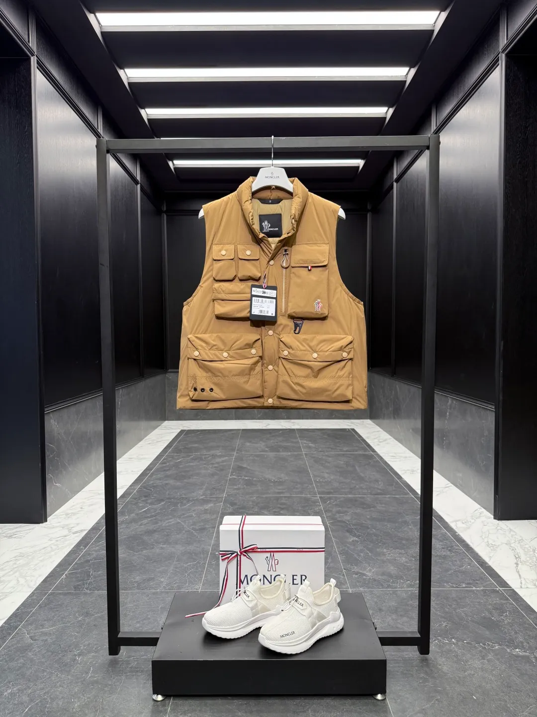 P820 ​​Premium Down ⬆️Moncler Grenoble Tongass Down Outdoor Vest. High-end Black Label Series. Original replacement fabric. Premium duck neck down filling. The Tongass Down Vest provides protection without being heavy and is specially designed for outdoor activities in mild weather.  The Tongass down vest is the result of research into lightweight performance outerwear. Functional fabric is tight and durable without adding extra weight. Features a large utility pocket and carabiner clip to reduce the amount of luggage you carry. Details •Designed for outdoor activities •Made from tight fabric •Polyester lining •Down filling •Snap button closure •Utility pockets with snap, zip and Velcro closure •Drawstring hem •Front carabiner •Reflective details Size: 1-5 Light Brown/Black D00780