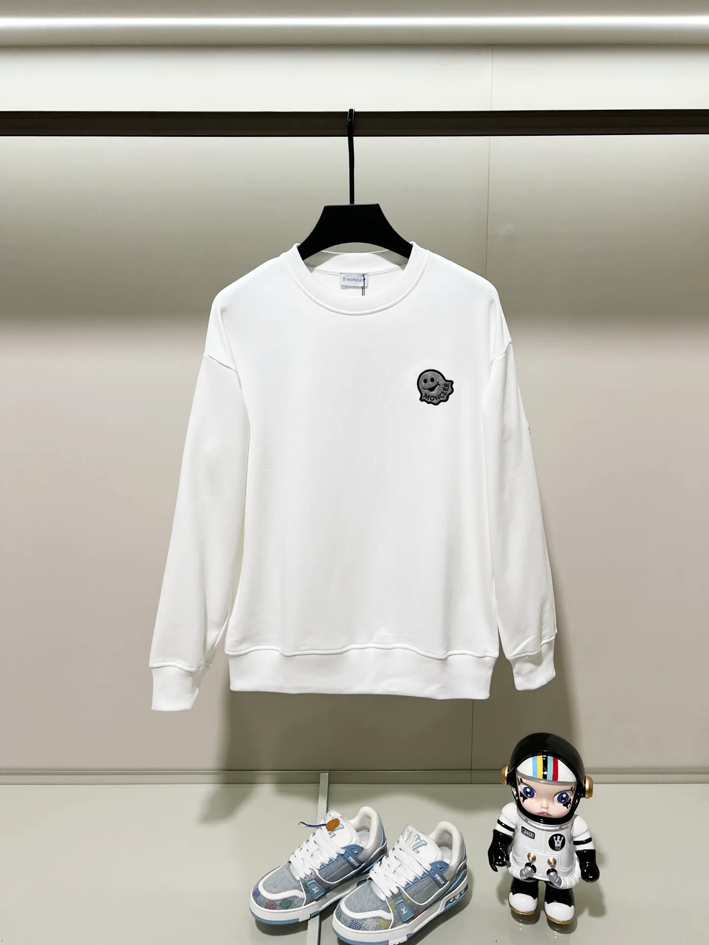 P220 MONCLER/Muzzle 420g pure cotton round neck sweatshirt Little monster 👿 Letter LOGO hair transplantation embroidery brand seal craftsmanship Official synchronization High version High quality Fashion personality Versatile trend Pure original quality Original fabric Hang tag Collar label Washed wheat Complete three standards Color: Black. White. Size: XS-L