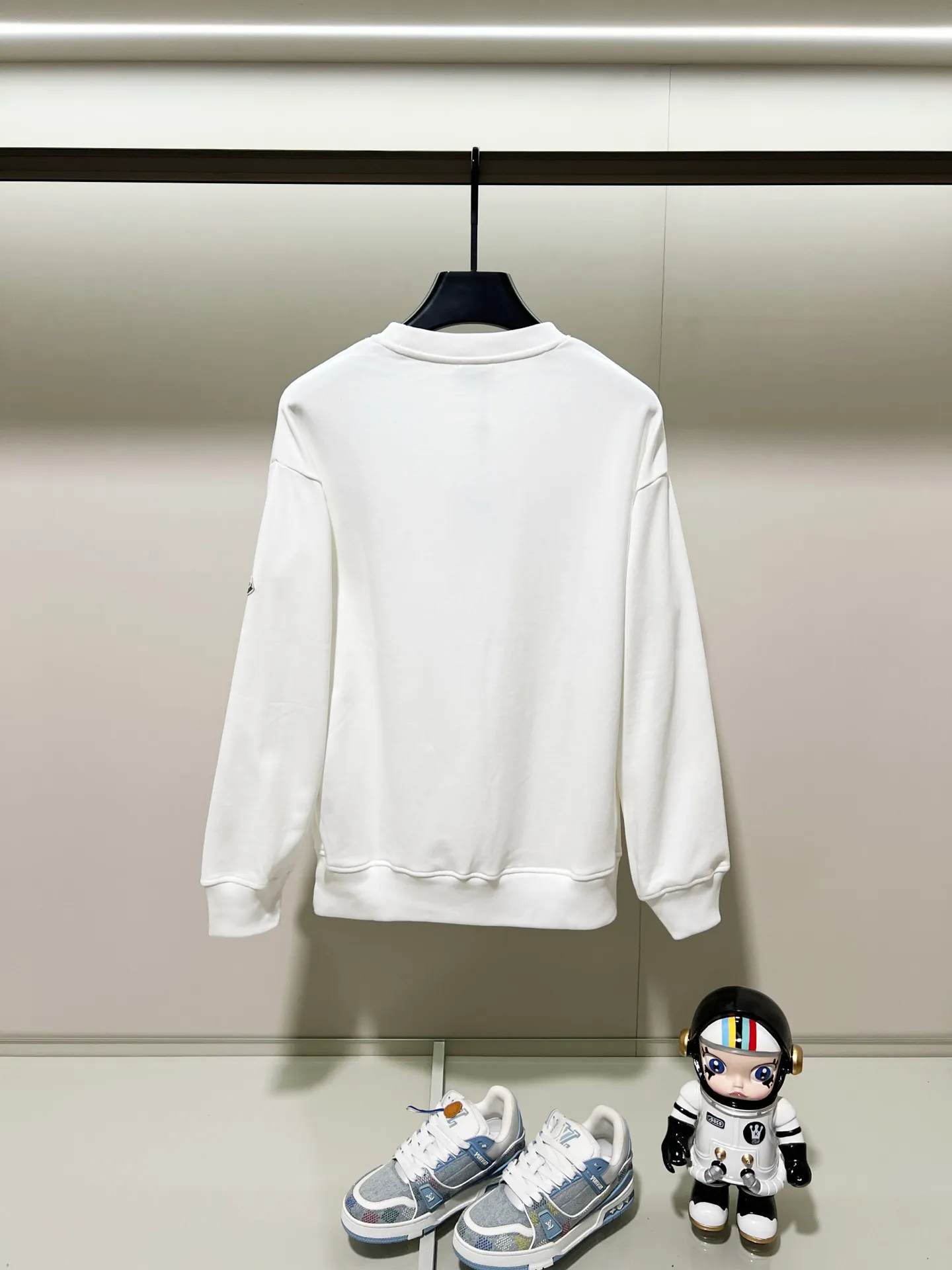 P220 MONCLER/Muzzle 420g pure cotton round neck sweatshirt Little monster 👿 Letter LOGO hair transplantation embroidery brand seal craftsmanship Official synchronization High version High quality Fashion personality Versatile trend Pure original quality Original fabric Hang tag Collar label Washed wheat Complete three standards Color: Black. White. Size: XS-L