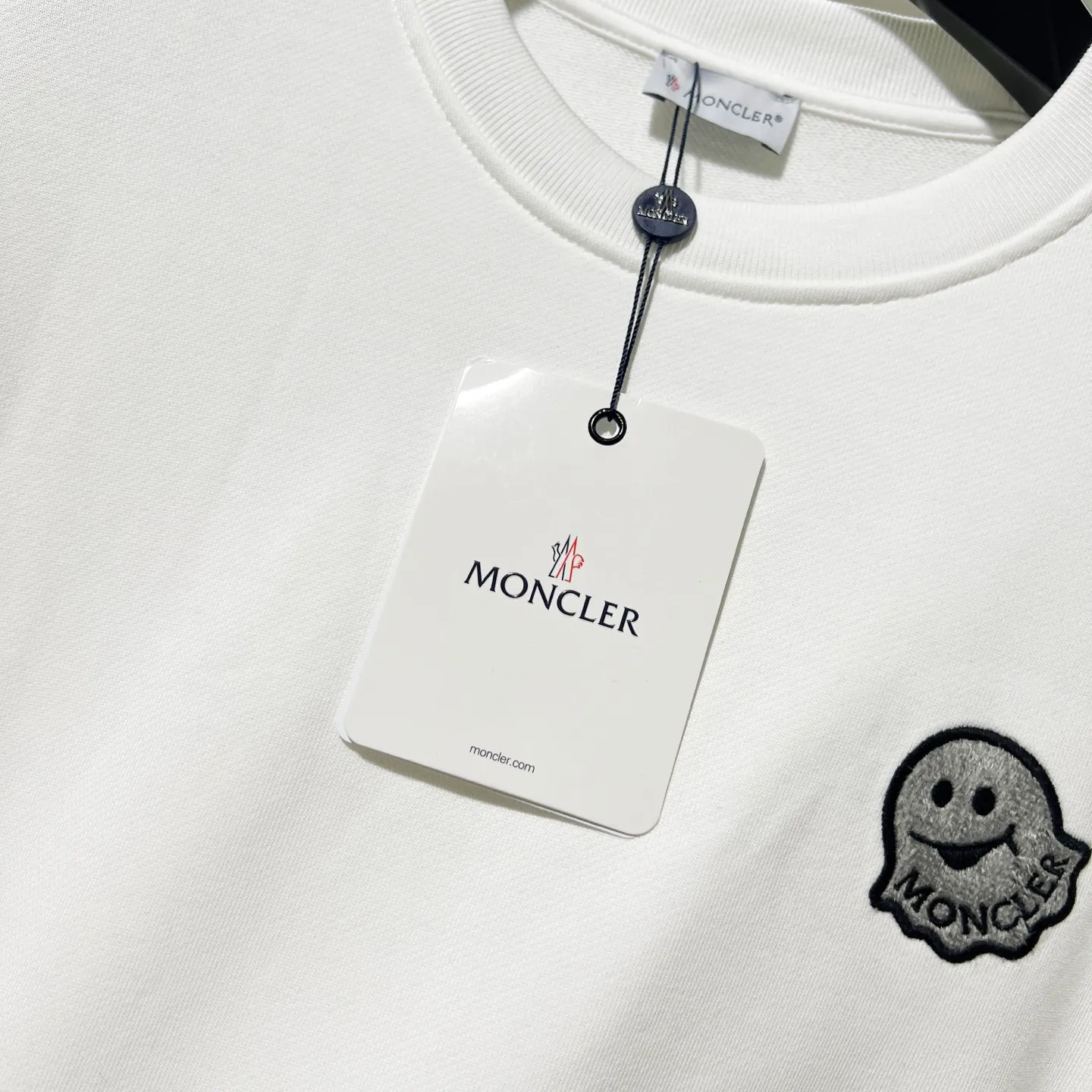 P220 MONCLER/Muzzle 420g pure cotton round neck sweatshirt Little monster 👿 Letter LOGO hair transplantation embroidery brand seal craftsmanship Official synchronization High version High quality Fashion personality Versatile trend Pure original quality Original fabric Hang tag Collar label Washed wheat Complete three standards Color: Black. White. Size: XS-L