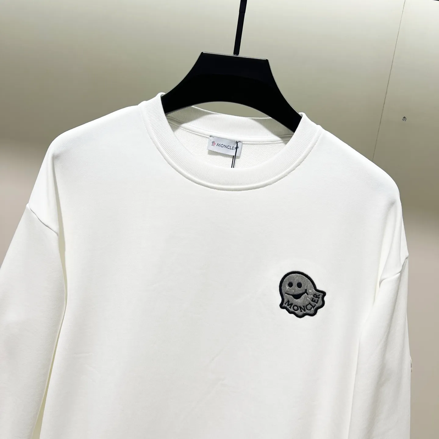 P220 MONCLER/Muzzle 420g pure cotton round neck sweatshirt Little monster 👿 Letter LOGO hair transplantation embroidery brand seal craftsmanship Official synchronization High version High quality Fashion personality Versatile trend Pure original quality Original fabric Hang tag Collar label Washed wheat Complete three standards Color: Black. White. Size: XS-L