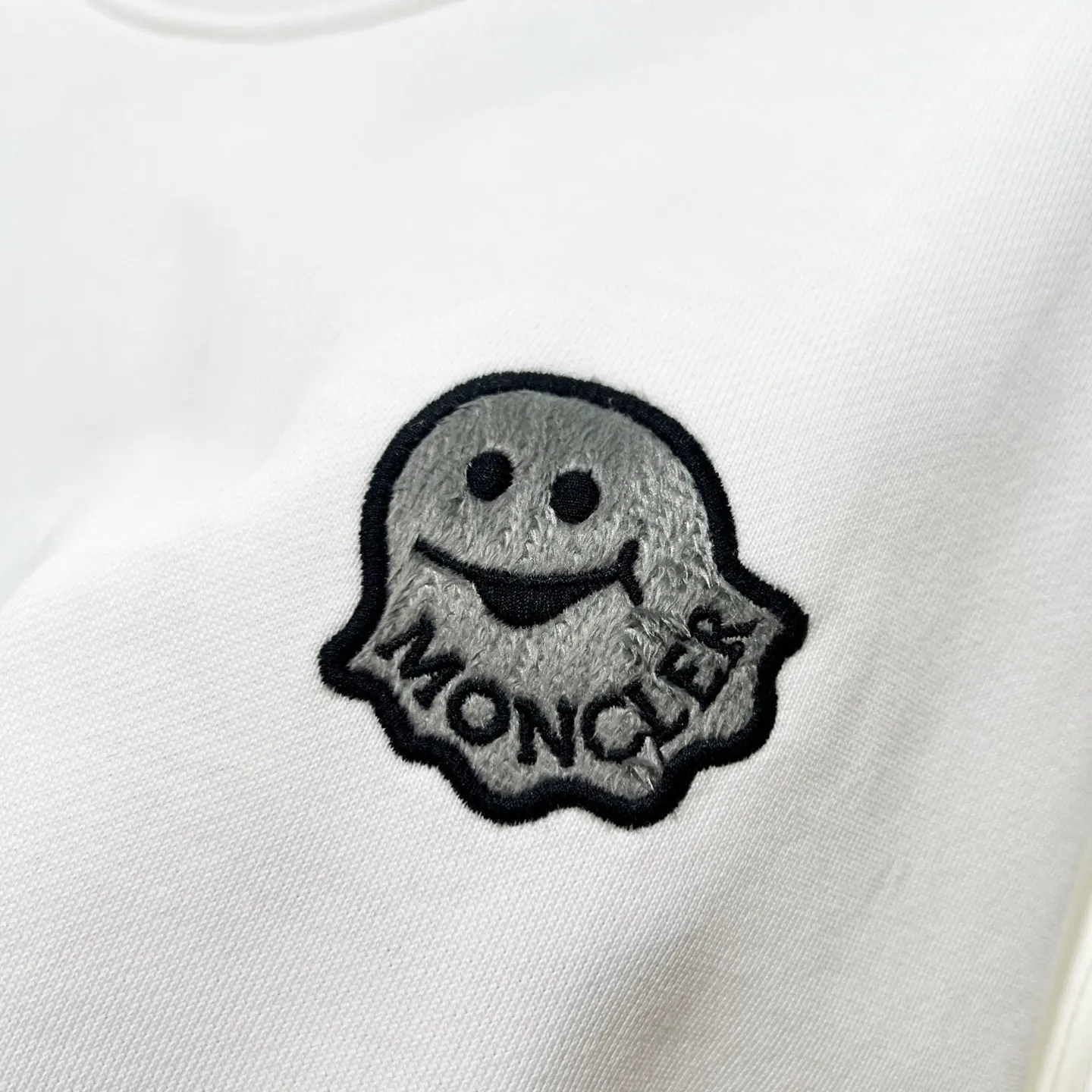 P220 MONCLER/Muzzle 420g pure cotton round neck sweatshirt Little monster 👿 Letter LOGO hair transplantation embroidery brand seal craftsmanship Official synchronization High version High quality Fashion personality Versatile trend Pure original quality Original fabric Hang tag Collar label Washed wheat Complete three standards Color: Black. White. Size: XS-L