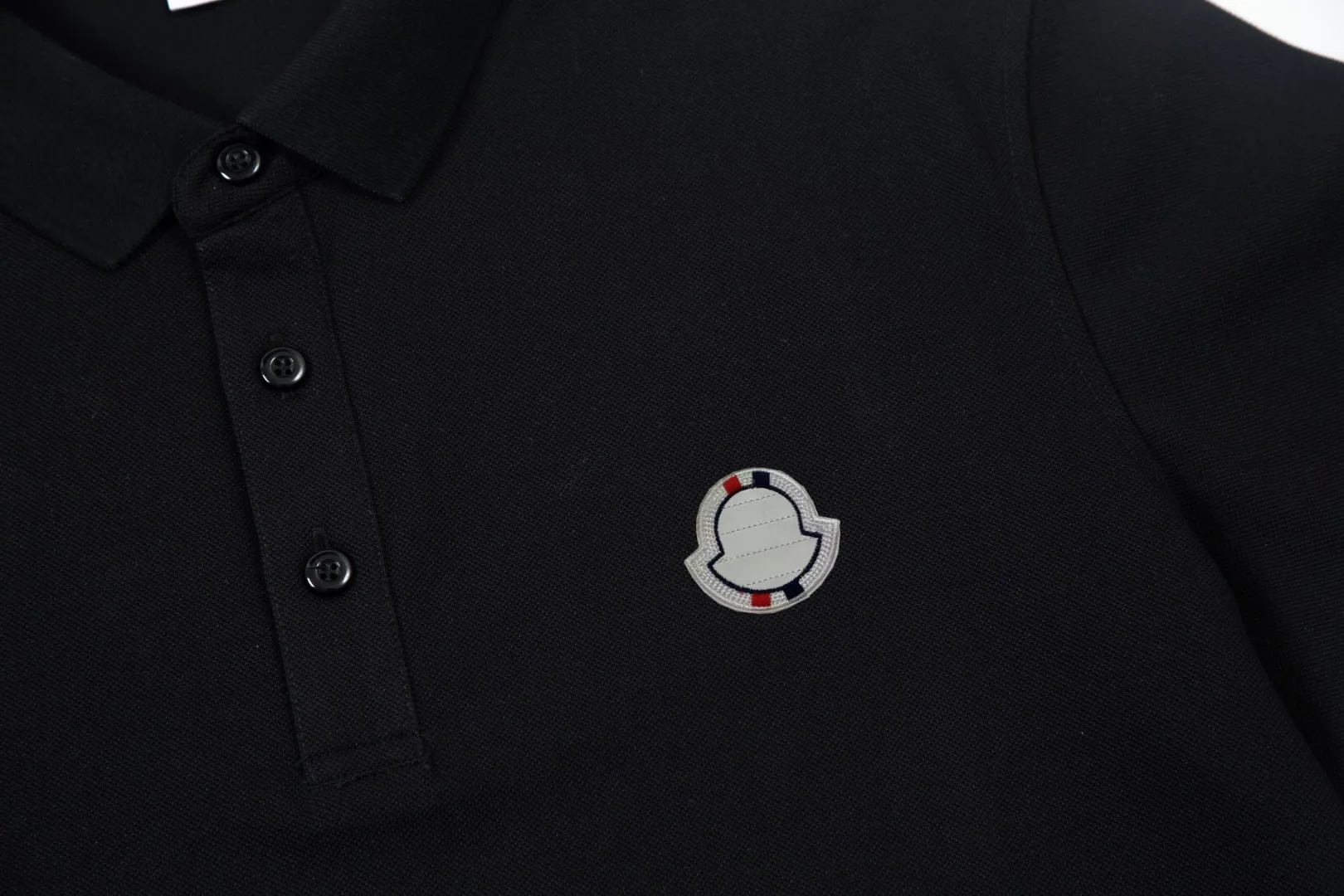 P180 Moncler Moncler classic LOGO exquisite Polo shirt upgraded, inspired by the retro of the 1980s. Original fabric Official same style Customized same vat dyed fabric Very comfortable to the touch Latest brick cabinet synchronization for spring and summer Fashionable and personalized Super versatile and good-looking Suitable for both men and women A must-have style Tag Collar label Washed wheat Complete with three labels Color: White Black Size: M-3XL