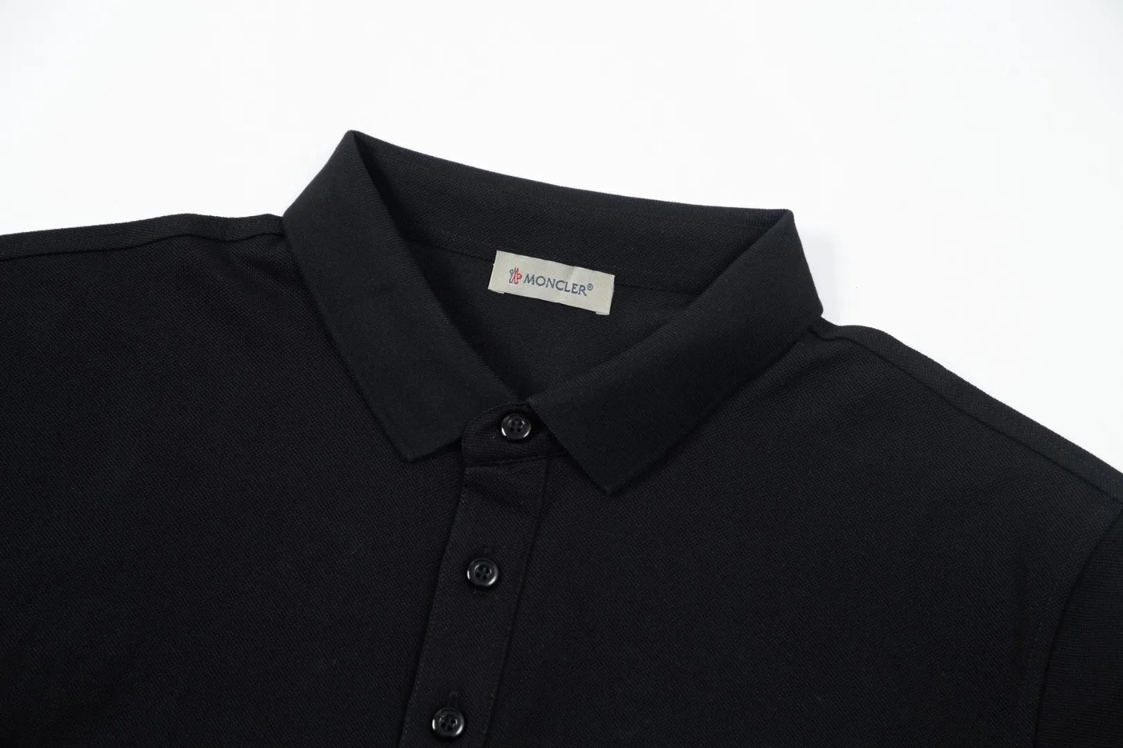 P180 Moncler Moncler classic LOGO exquisite Polo shirt upgraded, inspired by the retro of the 1980s. Original fabric Official same style Customized same vat dyed fabric Very comfortable to the touch Latest brick cabinet synchronization for spring and summer Fashionable and personalized Super versatile and good-looking Suitable for both men and women A must-have style Tag Collar label Washed wheat Complete with three labels Color: White Black Size: M-3XL