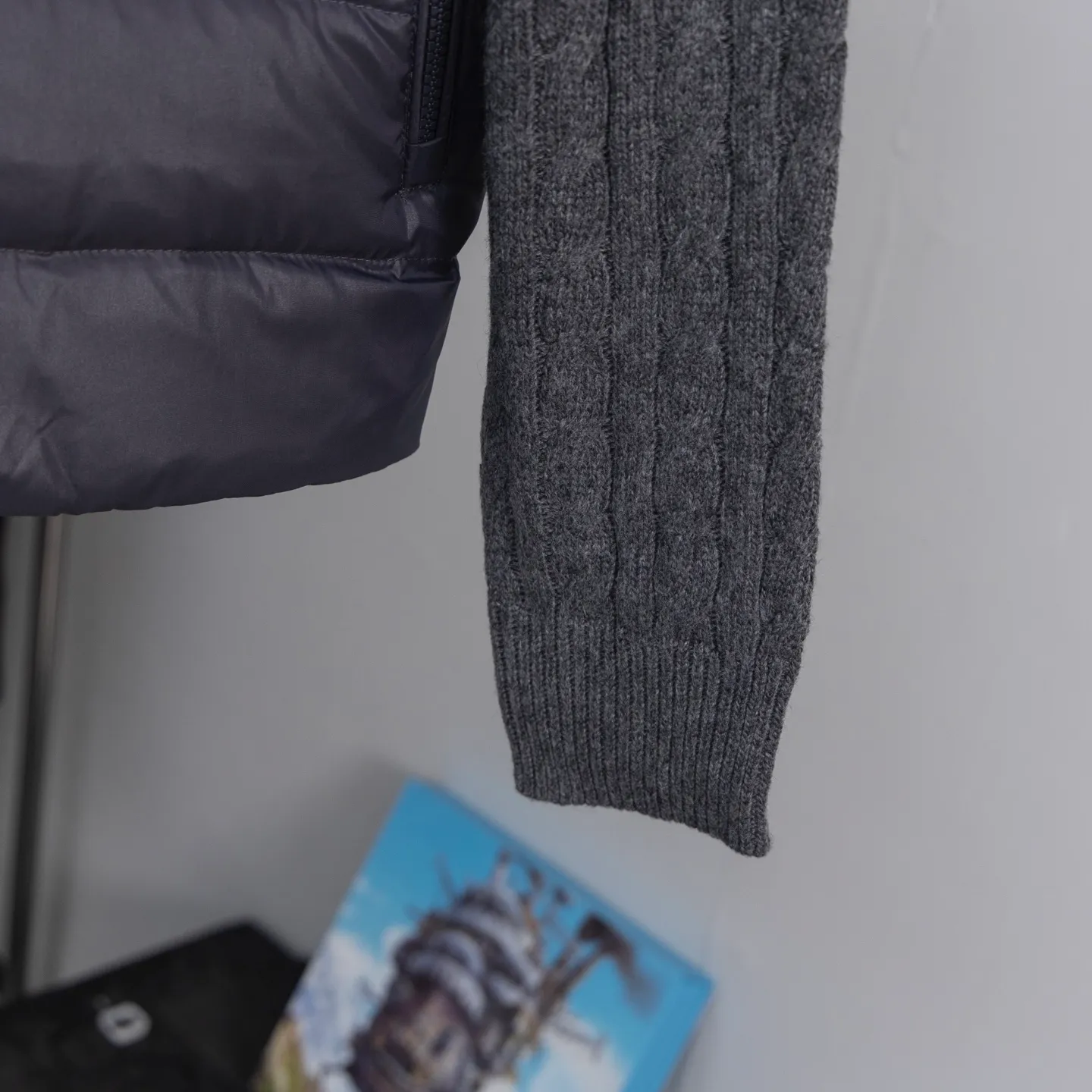 P620 2025 Autumn and Winter New Style🆕Down Jacket Top Purchasing Version MONCLER Wool Spliced Sleeves Same Style for Men and Women Down Jacket Jacket MONCLER / Moncler / Mouth New Style Each down jacket has been processed through at least 150 processes. The maximum fill power can reach 800➕ Make the wear warmer 5A level standard Use German anti-down needles up to 11 stitches every three centimeters Precision sewing Sleeve LOGO mark: The sleeve LOGO mark is made of wool, and the embroidery is made by Japanese Tajima machine. NFC chip: Both the sleeve wool embroidery mark and the inner wash mark can verify the NFC chip. Fabric: Light waterproof and breathable nylon cloth. Filling: 90% white duck down. Made of the best cloud velvet. Very high fluffy and very warm. Zipper: electroplated engraved logo zipper consistent with the original version. Embroidery: made by Japanese Tajima embroidery machine. Accessories: main label. Wash label. Tags and packaging are all original and complete