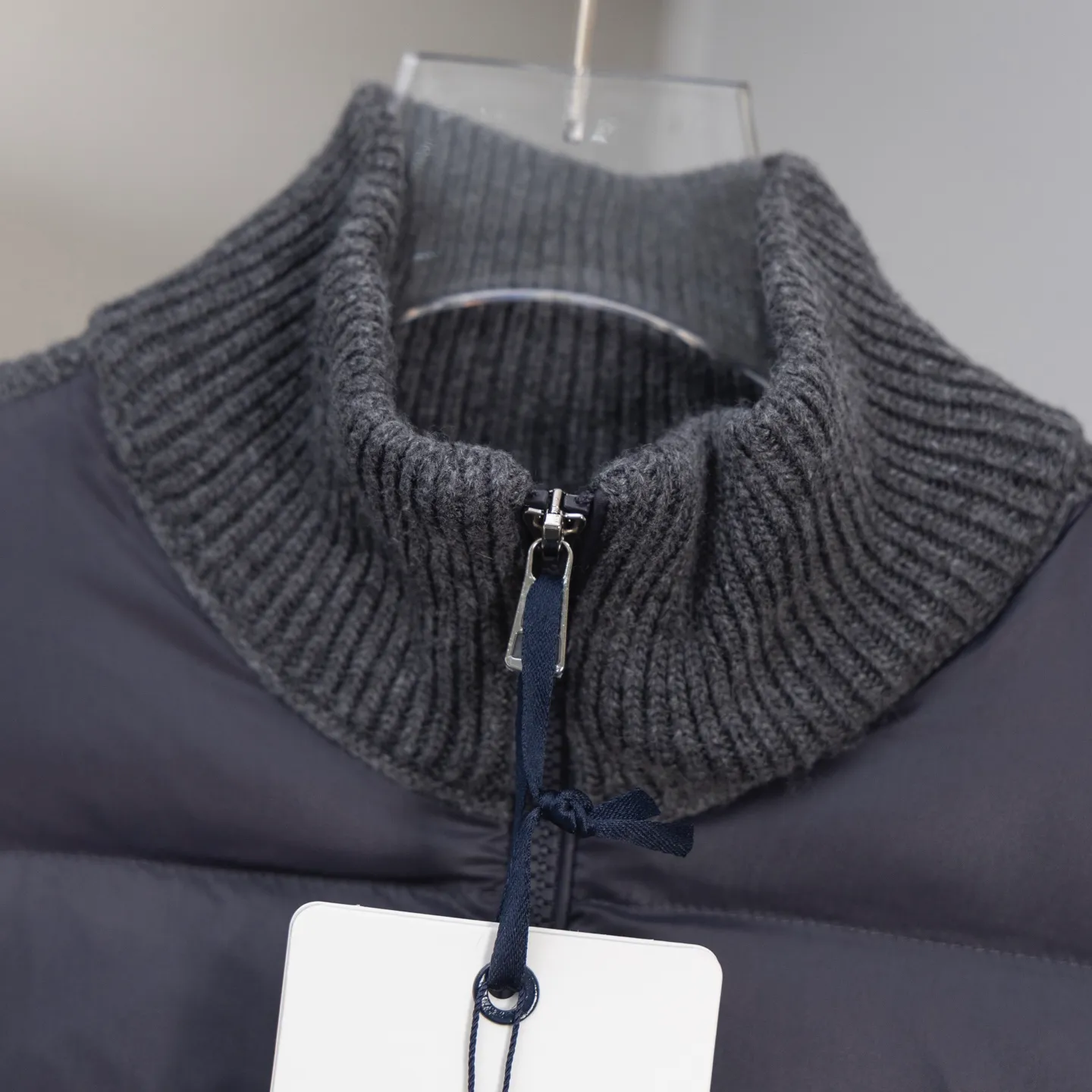P620 2025 Autumn and Winter New Style🆕Down Jacket Top Purchasing Version MONCLER Wool Spliced Sleeves Same Style for Men and Women Down Jacket Jacket MONCLER / Moncler / Mouth New Style Each down jacket has been processed through at least 150 processes. The maximum fill power can reach 800➕ Make the wear warmer 5A level standard Use German anti-down needles up to 11 stitches every three centimeters Precision sewing Sleeve LOGO mark: The sleeve LOGO mark is made of wool, and the embroidery is made by Japanese Tajima machine. NFC chip: Both the sleeve wool embroidery mark and the inner wash mark can verify the NFC chip. Fabric: Light waterproof and breathable nylon cloth. Filling: 90% white duck down. Made of the best cloud velvet. Very high fluffy and very warm. Zipper: electroplated engraved logo zipper consistent with the original version. Embroidery: made by Japanese Tajima embroidery machine. Accessories: main label. Wash label. Tags and packaging are all original and complete