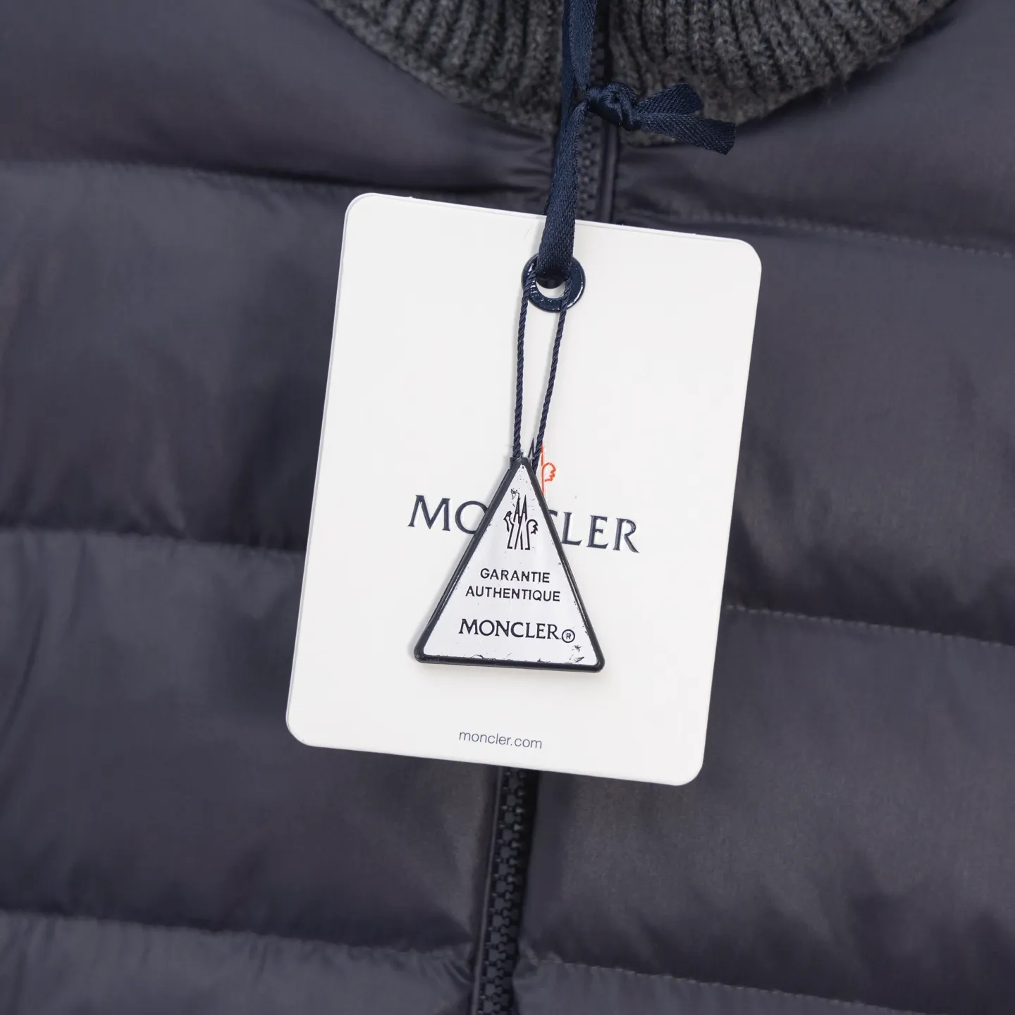 P620 2025 Autumn and Winter New Style🆕Down Jacket Top Purchasing Version MONCLER Wool Spliced Sleeves Same Style for Men and Women Down Jacket Jacket MONCLER / Moncler / Mouth New Style Each down jacket has been processed through at least 150 processes. The maximum fill power can reach 800➕ Make the wear warmer 5A level standard Use German anti-down needles up to 11 stitches every three centimeters Precision sewing Sleeve LOGO mark: The sleeve LOGO mark is made of wool, and the embroidery is made by Japanese Tajima machine. NFC chip: Both the sleeve wool embroidery mark and the inner wash mark can verify the NFC chip. Fabric: Light waterproof and breathable nylon cloth. Filling: 90% white duck down. Made of the best cloud velvet. Very high fluffy and very warm. Zipper: electroplated engraved logo zipper consistent with the original version. Embroidery: made by Japanese Tajima embroidery machine. Accessories: main label. Wash label. Tags and packaging are all original and complete