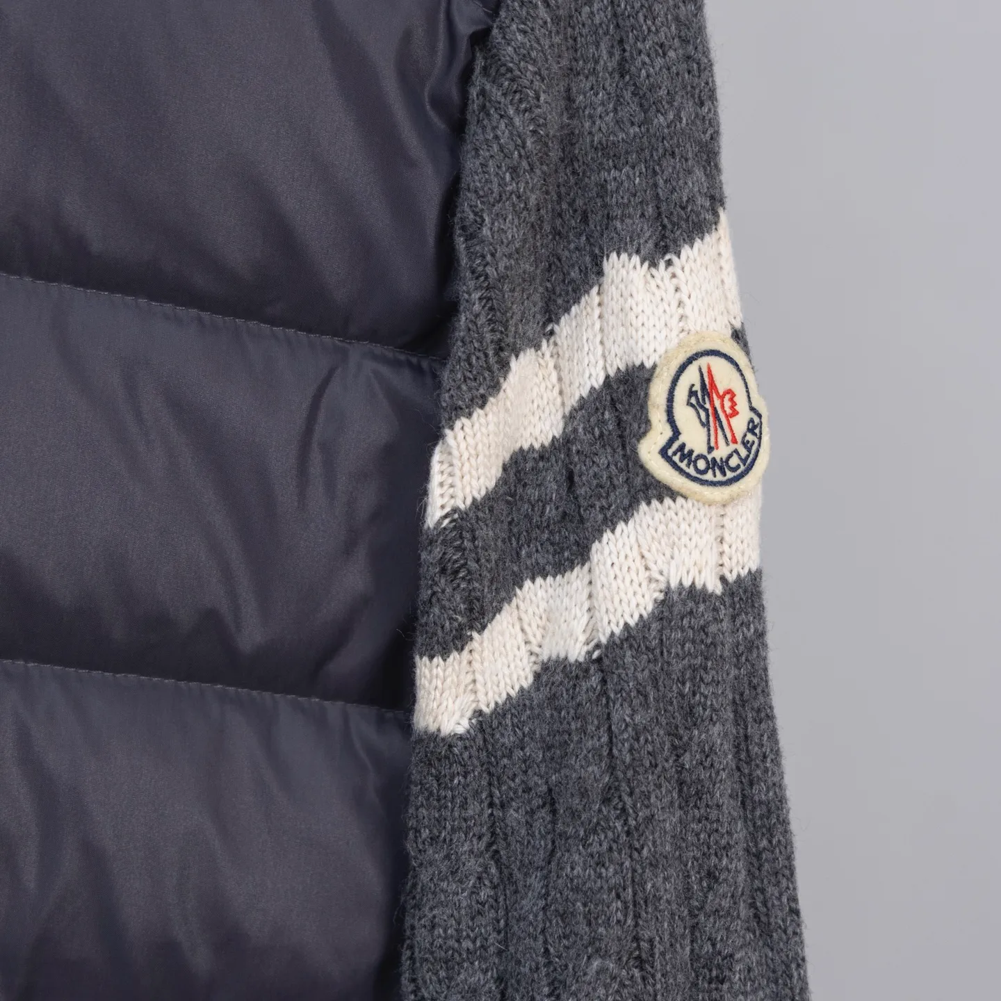 P620 2025 Autumn and Winter New Style🆕Down Jacket Top Purchasing Version MONCLER Wool Spliced Sleeves Same Style for Men and Women Down Jacket Jacket MONCLER / Moncler / Mouth New Style Each down jacket has been processed through at least 150 processes. The maximum fill power can reach 800➕ Make the wear warmer 5A level standard Use German anti-down needles up to 11 stitches every three centimeters Precision sewing Sleeve LOGO mark: The sleeve LOGO mark is made of wool, and the embroidery is made by Japanese Tajima machine. NFC chip: Both the sleeve wool embroidery mark and the inner wash mark can verify the NFC chip. Fabric: Light waterproof and breathable nylon cloth. Filling: 90% white duck down. Made of the best cloud velvet. Very high fluffy and very warm. Zipper: electroplated engraved logo zipper consistent with the original version. Embroidery: made by Japanese Tajima embroidery machine. Accessories: main label. Wash label. Tags and packaging are all original and complete