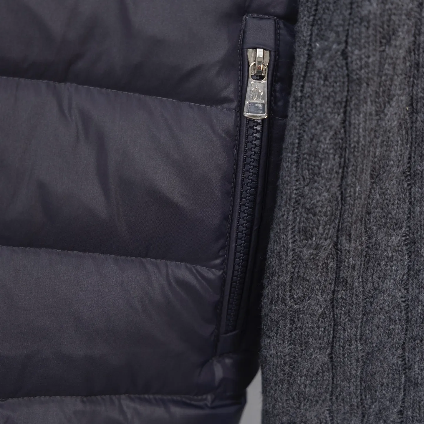 P620 2025 Autumn and Winter New Style🆕Down Jacket Top Purchasing Version MONCLER Wool Spliced Sleeves Same Style for Men and Women Down Jacket Jacket MONCLER / Moncler / Mouth New Style Each down jacket has been processed through at least 150 processes. The maximum fill power can reach 800➕ Make the wear warmer 5A level standard Use German anti-down needles up to 11 stitches every three centimeters Precision sewing Sleeve LOGO mark: The sleeve LOGO mark is made of wool, and the embroidery is made by Japanese Tajima machine. NFC chip: Both the sleeve wool embroidery mark and the inner wash mark can verify the NFC chip. Fabric: Light waterproof and breathable nylon cloth. Filling: 90% white duck down. Made of the best cloud velvet. Very high fluffy and very warm. Zipper: electroplated engraved logo zipper consistent with the original version. Embroidery: made by Japanese Tajima embroidery machine. Accessories: main label. Wash label. Tags and packaging are all original and complete