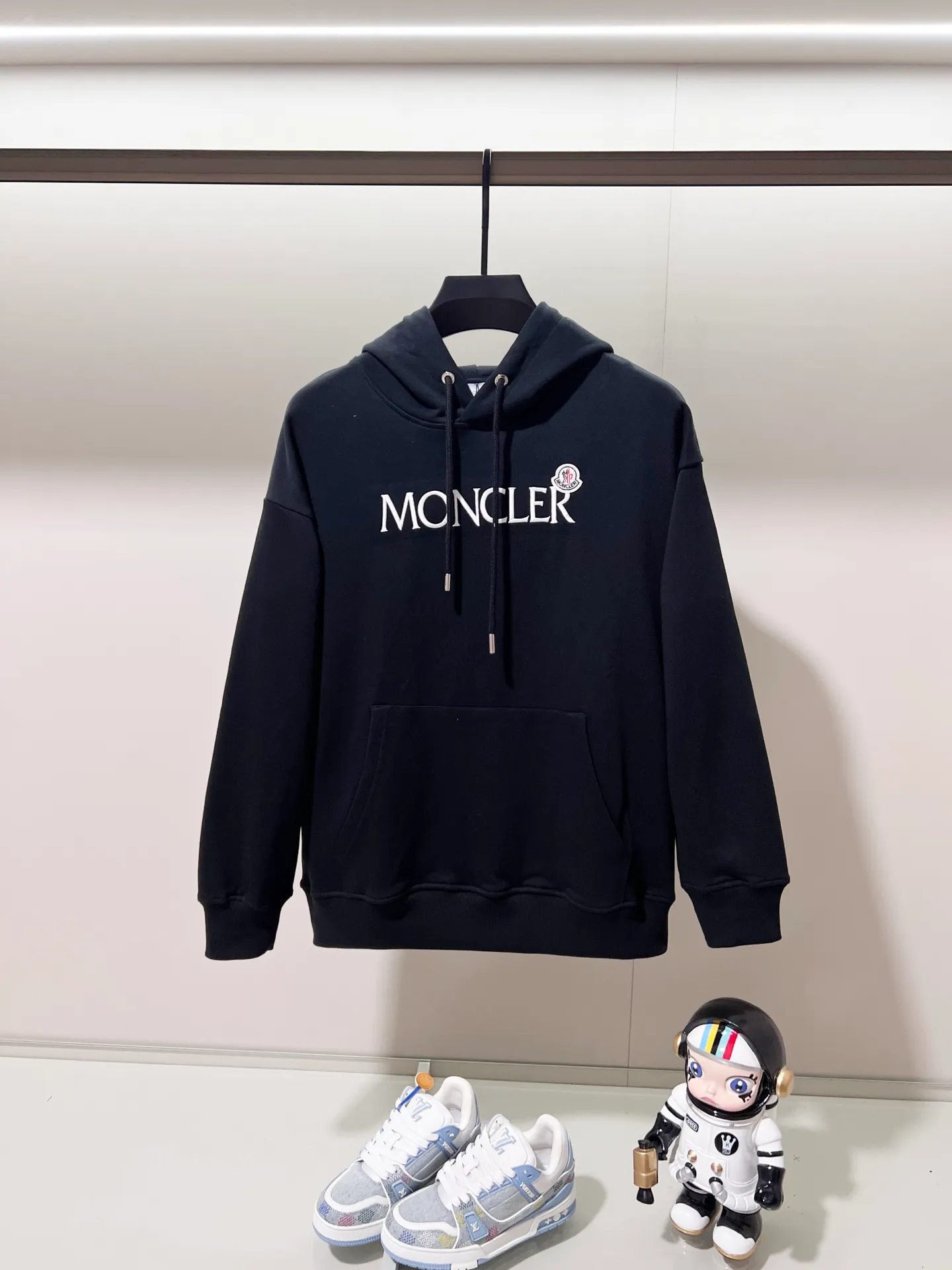 P260 MONCLER/muzzle 420g pure cotton hooded sweatshirt Arranged embroidery 🪡 Chest letter LOGO brand seal logo Official synchronization High version High quality Fashion personality Versatile trend Pure original quality Original fabric Hang tag Collar label Washed wheat Complete three labels Color: Black. White. Size: XS-L