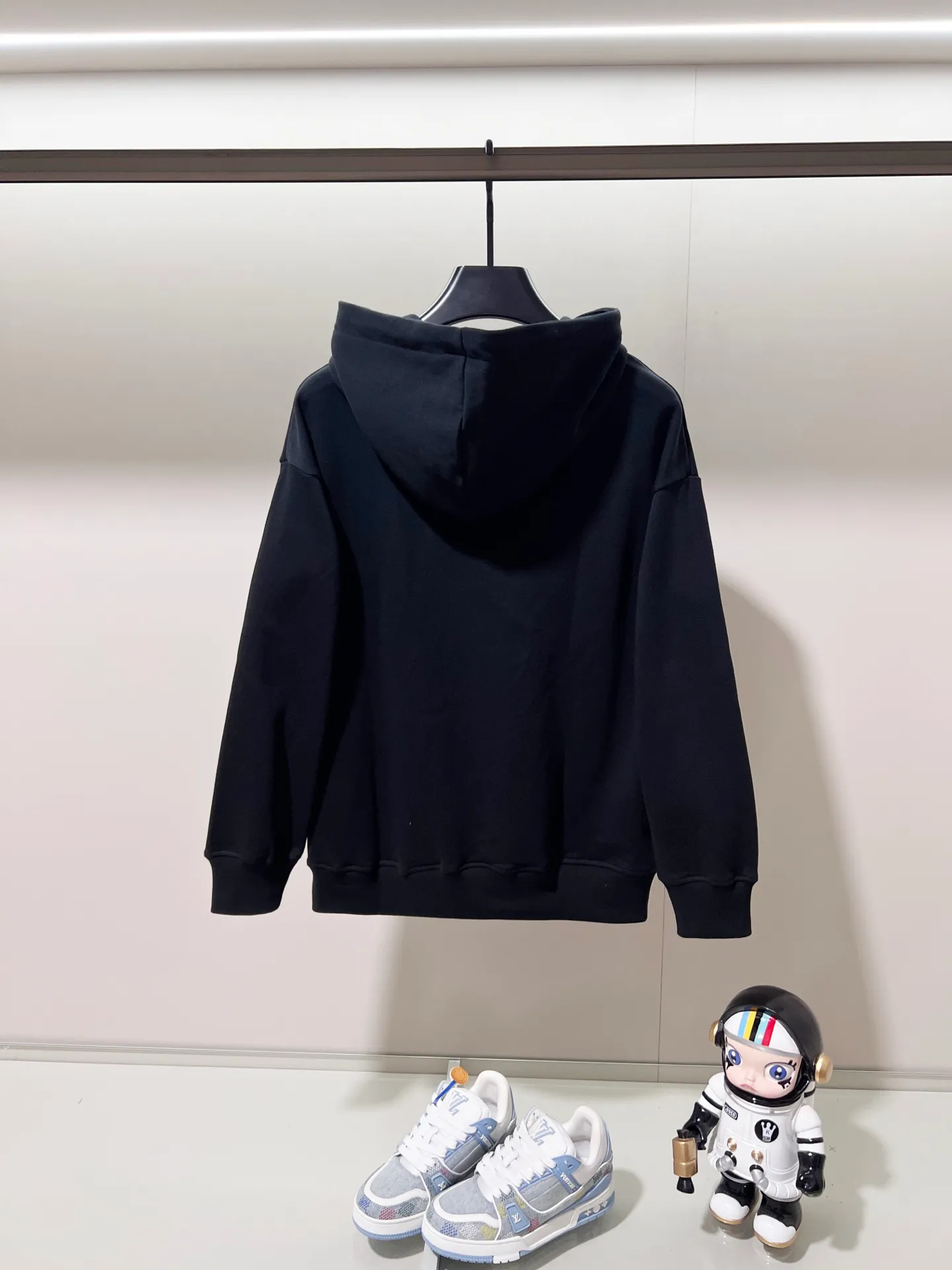 P260 MONCLER/muzzle 420g pure cotton hooded sweatshirt Arranged embroidery 🪡 Chest letter LOGO brand seal logo Official synchronization High version High quality Fashion personality Versatile trend Pure original quality Original fabric Hang tag Collar label Washed wheat Complete three labels Color: Black. White. Size: XS-L