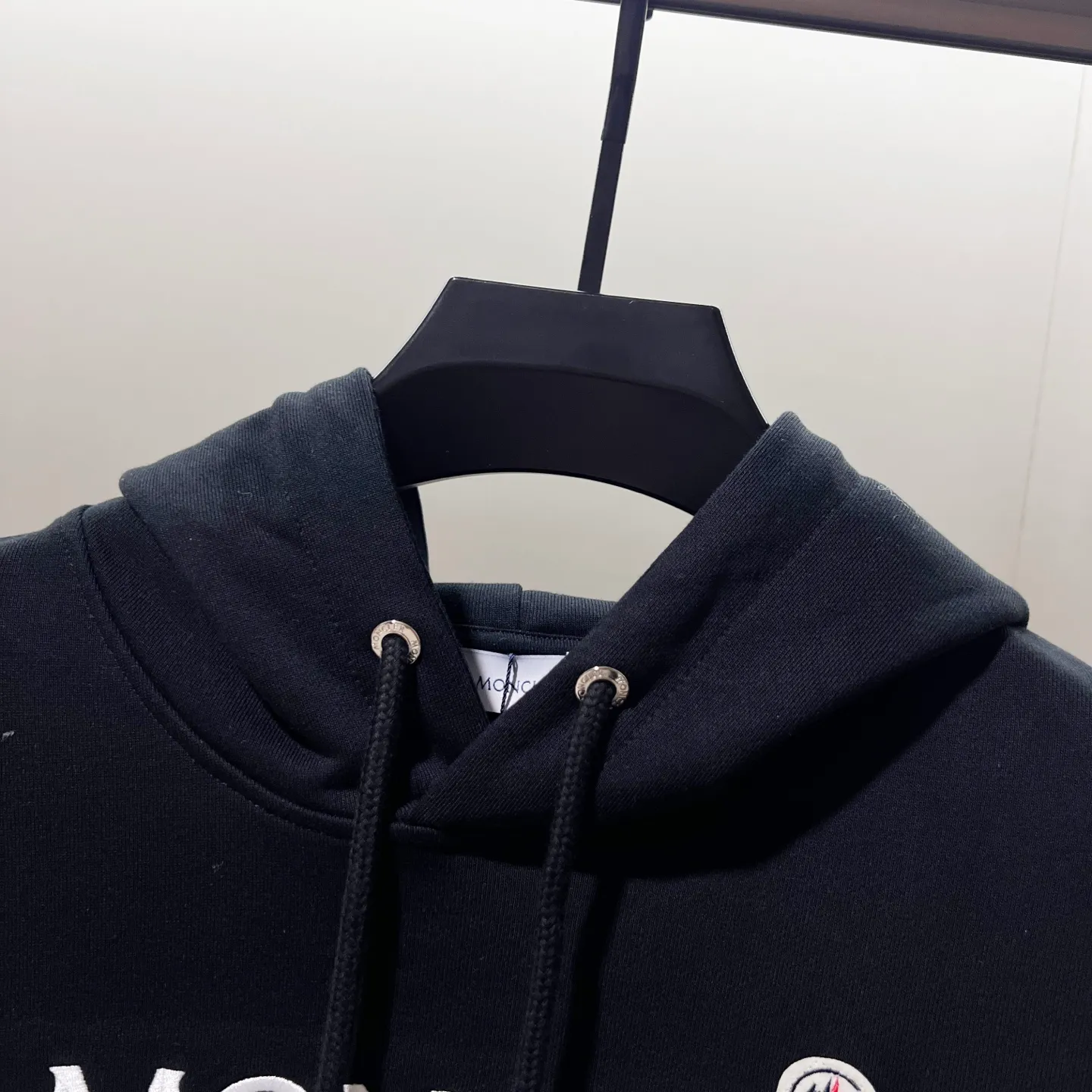 P260 MONCLER/muzzle 420g pure cotton hooded sweatshirt Arranged embroidery 🪡 Chest letter LOGO brand seal logo Official synchronization High version High quality Fashion personality Versatile trend Pure original quality Original fabric Hang tag Collar label Washed wheat Complete three labels Color: Black. White. Size: XS-L