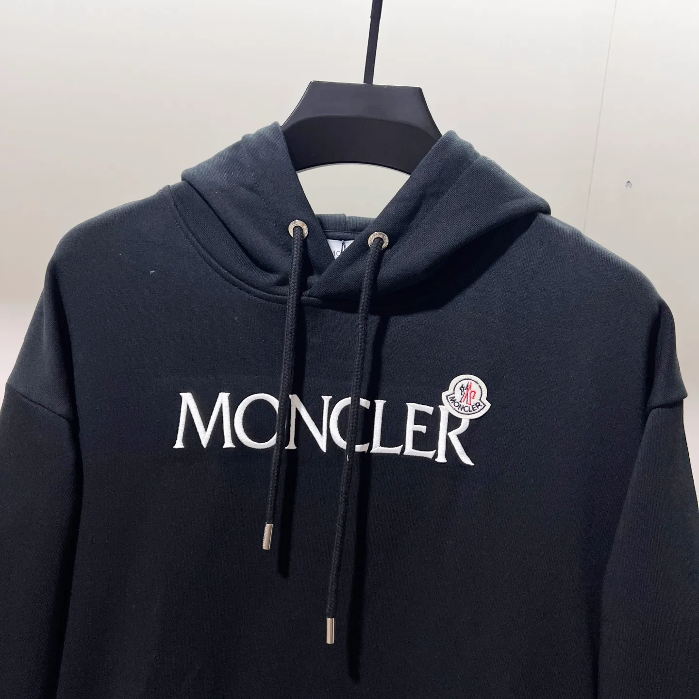 P260 MONCLER/muzzle 420g pure cotton hooded sweatshirt Arranged embroidery 🪡 Chest letter LOGO brand seal logo Official synchronization High version High quality Fashion personality Versatile trend Pure original quality Original fabric Hang tag Collar label Washed wheat Complete three labels Color: Black. White. Size: XS-L