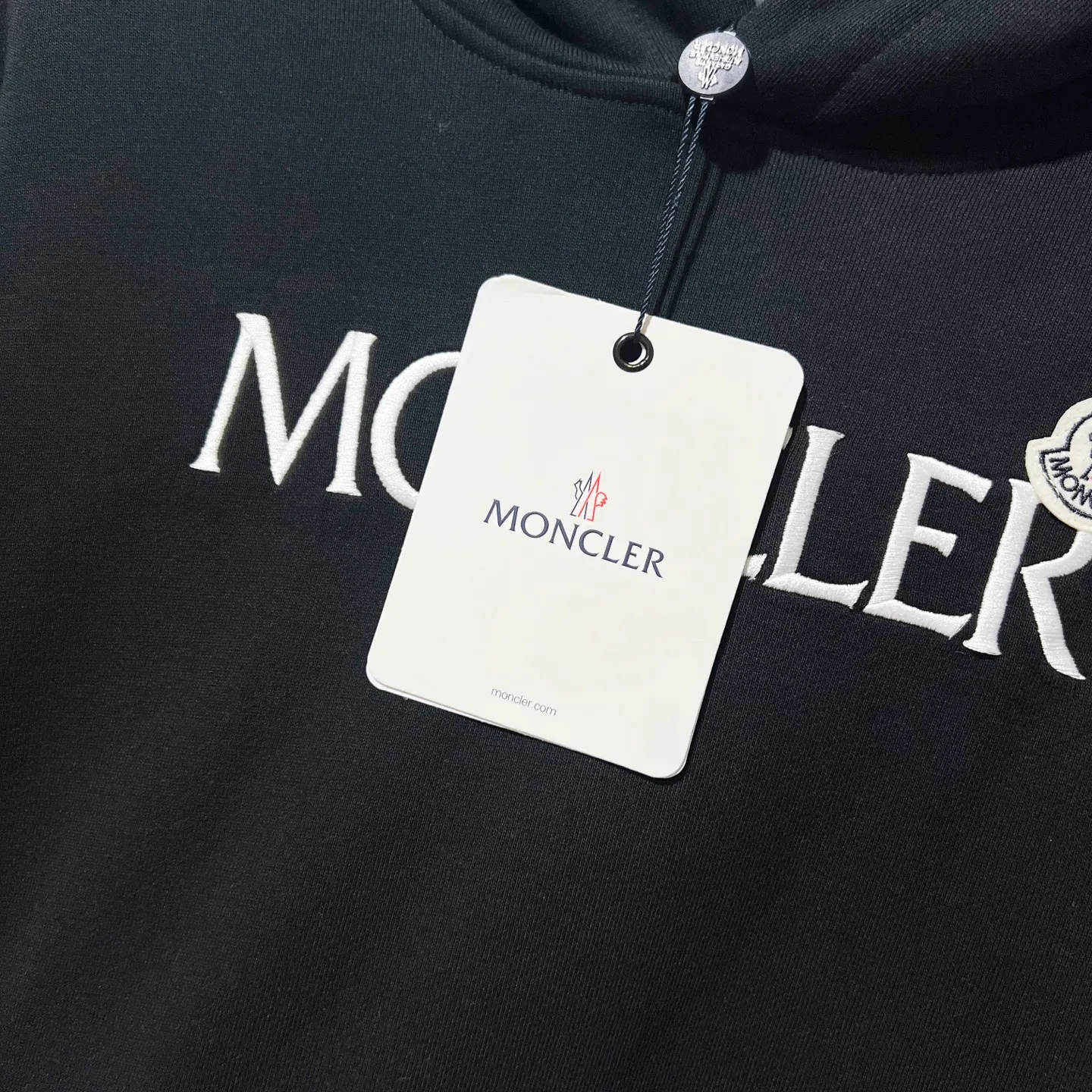 P260 MONCLER/muzzle 420g pure cotton hooded sweatshirt Arranged embroidery 🪡 Chest letter LOGO brand seal logo Official synchronization High version High quality Fashion personality Versatile trend Pure original quality Original fabric Hang tag Collar label Washed wheat Complete three labels Color: Black. White. Size: XS-L
