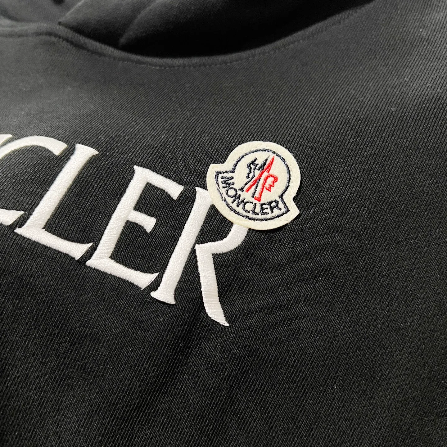 P260 MONCLER/muzzle 420g pure cotton hooded sweatshirt Arranged embroidery 🪡 Chest letter LOGO brand seal logo Official synchronization High version High quality Fashion personality Versatile trend Pure original quality Original fabric Hang tag Collar label Washed wheat Complete three labels Color: Black. White. Size: XS-L