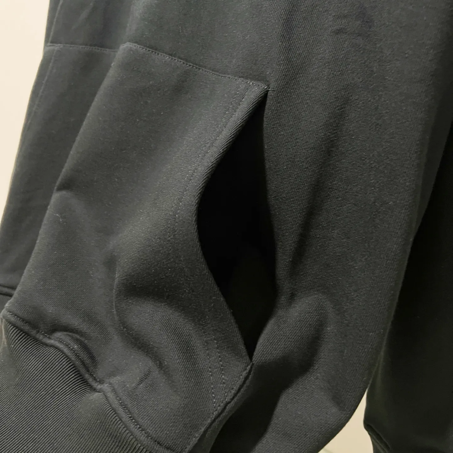 P260 MONCLER/muzzle 420g pure cotton hooded sweatshirt Arranged embroidery 🪡 Chest letter LOGO brand seal logo Official synchronization High version High quality Fashion personality Versatile trend Pure original quality Original fabric Hang tag Collar label Washed wheat Complete three labels Color: Black. White. Size: XS-L