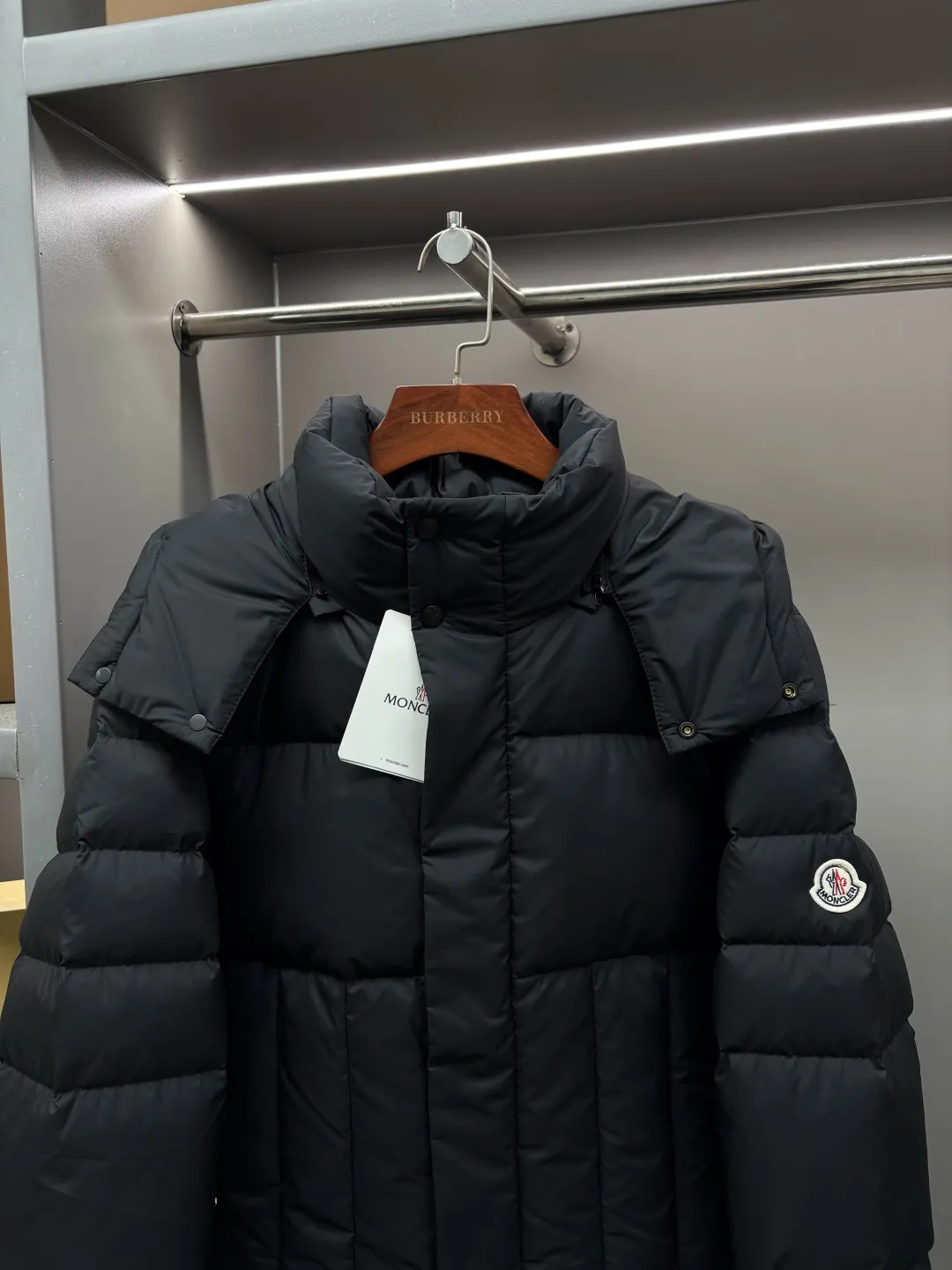 P1100 Moncler's classic removable hooded down jacket, same style for men and women, ready for sale 💥High-end series, hooded down jacket for couples, the hood is removable, the fabric is waterproof and windproof, the four-layer lock velvet does not run away, it is soft and fluffy, very warm, the upper body is contoured, very handsome. Toray's shiny outer material is highly resilient without a trace of stems, with outstanding details and exquisite craftsmanship. It is filled with DIST environmentally friendly 90 white goose down! Basically anywhere in the country is enough! 🔍Details: The yoke and hood are made of fine cotton, the inner layer is made of red nylon fabric with contrasting colors, buttons and hardware are customized one-to-one at the counter, and the Moncler logo patches on the sleeves. Size: M-XXL Color: black beige