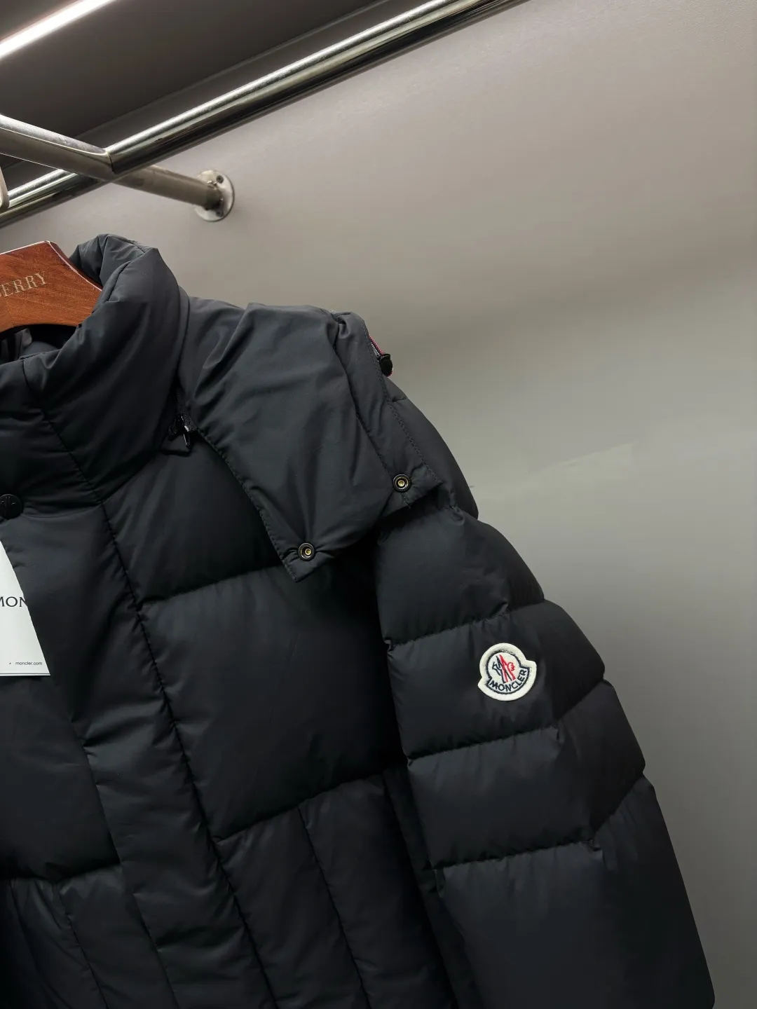 P1100 Moncler's classic removable hooded down jacket, same style for men and women, ready for sale 💥High-end series, hooded down jacket for couples, the hood is removable, the fabric is waterproof and windproof, the four-layer lock velvet does not run away, it is soft and fluffy, very warm, the upper body is contoured, very handsome. Toray's shiny outer material is highly resilient without a trace of stems, with outstanding details and exquisite craftsmanship. It is filled with DIST environmentally friendly 90 white goose down! Basically anywhere in the country is enough! 🔍Details: The yoke and hood are made of fine cotton, the inner layer is made of red nylon fabric with contrasting colors, buttons and hardware are customized one-to-one at the counter, and the Moncler logo patches on the sleeves. Size: M-XXL Color: black beige