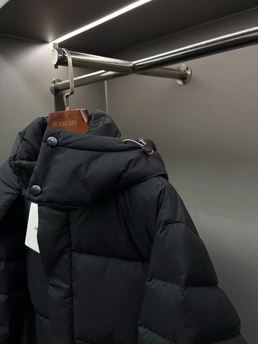 P1100 Moncler's classic removable hooded down jacket, same style for men and women, ready for sale 💥High-end series, hooded down jacket for couples, the hood is removable, the fabric is waterproof and windproof, the four-layer lock velvet does not run away, it is soft and fluffy, very warm, the upper body is contoured, very handsome. Toray's shiny outer material is highly resilient without a trace of stems, with outstanding details and exquisite craftsmanship. It is filled with DIST environmentally friendly 90 white goose down! Basically anywhere in the country is enough! 🔍Details: The yoke and hood are made of fine cotton, the inner layer is made of red nylon fabric with contrasting colors, buttons and hardware are customized one-to-one at the counter, and the Moncler logo patches on the sleeves. Size: M-XXL Color: black beige