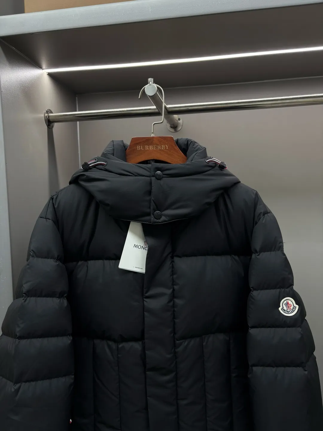 P1100 Moncler's classic removable hooded down jacket, same style for men and women, ready for sale 💥High-end series, hooded down jacket for couples, the hood is removable, the fabric is waterproof and windproof, the four-layer lock velvet does not run away, it is soft and fluffy, very warm, the upper body is contoured, very handsome. Toray's shiny outer material is highly resilient without a trace of stems, with outstanding details and exquisite craftsmanship. It is filled with DIST environmentally friendly 90 white goose down! Basically anywhere in the country is enough! 🔍Details: The yoke and hood are made of fine cotton, the inner layer is made of red nylon fabric with contrasting colors, buttons and hardware are customized one-to-one at the counter, and the Moncler logo patches on the sleeves. Size: M-XXL Color: black beige