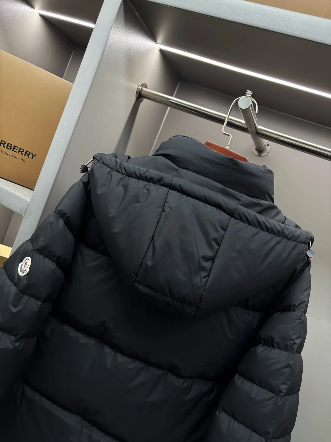 P1100 Moncler's classic removable hooded down jacket, same style for men and women, ready for sale 💥High-end series, hooded down jacket for couples, the hood is removable, the fabric is waterproof and windproof, the four-layer lock velvet does not run away, it is soft and fluffy, very warm, the upper body is contoured, very handsome. Toray's shiny outer material is highly resilient without a trace of stems, with outstanding details and exquisite craftsmanship. It is filled with DIST environmentally friendly 90 white goose down! Basically anywhere in the country is enough! 🔍Details: The yoke and hood are made of fine cotton, the inner layer is made of red nylon fabric with contrasting colors, buttons and hardware are customized one-to-one at the counter, and the Moncler logo patches on the sleeves. Size: M-XXL Color: black beige