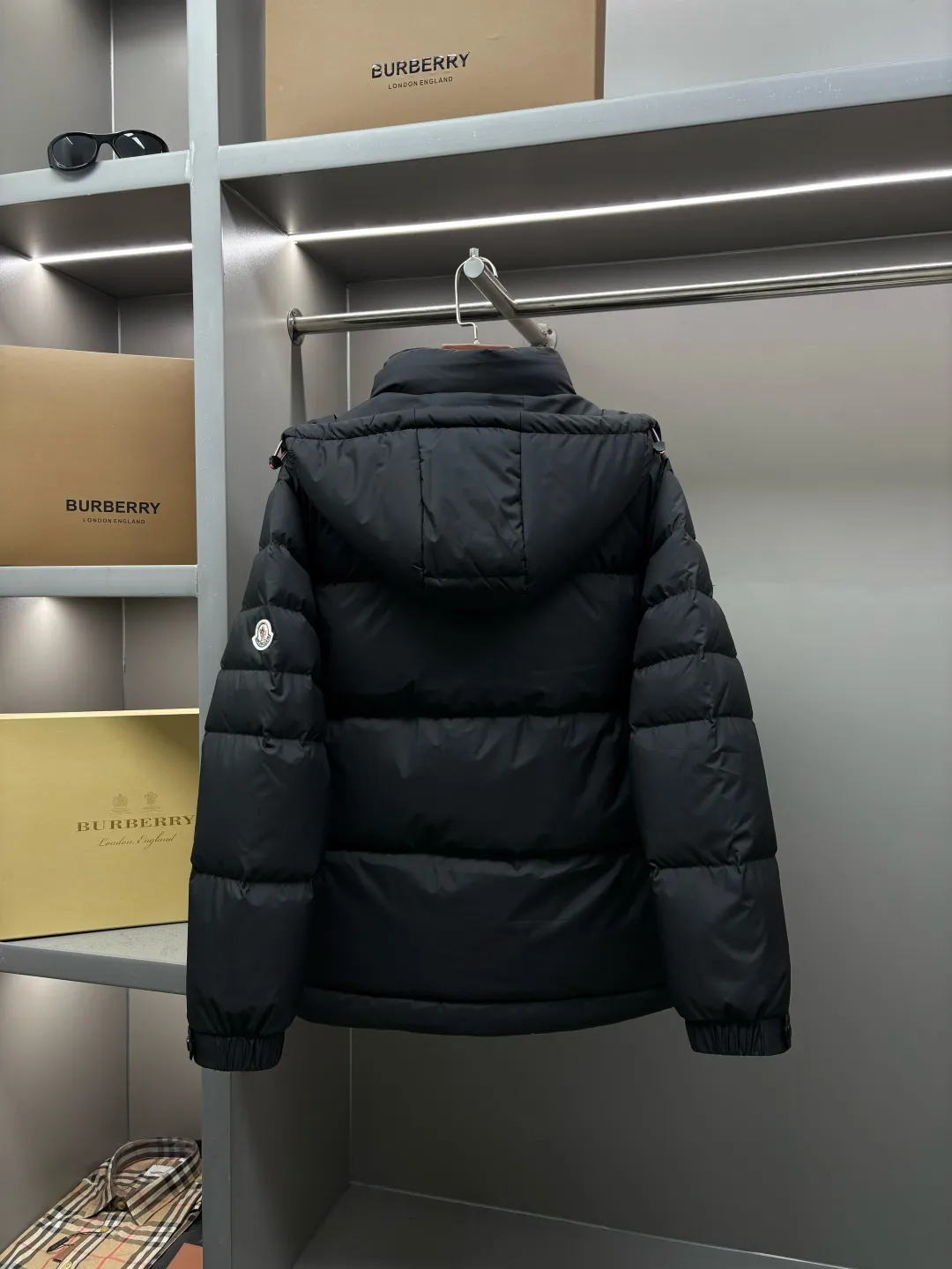 P1100 Moncler's classic removable hooded down jacket, same style for men and women, ready for sale 💥High-end series, hooded down jacket for couples, the hood is removable, the fabric is waterproof and windproof, the four-layer lock velvet does not run away, it is soft and fluffy, very warm, the upper body is contoured, very handsome. Toray's shiny outer material is highly resilient without a trace of stems, with outstanding details and exquisite craftsmanship. It is filled with DIST environmentally friendly 90 white goose down! Basically anywhere in the country is enough! 🔍Details: The yoke and hood are made of fine cotton, the inner layer is made of red nylon fabric with contrasting colors, buttons and hardware are customized one-to-one at the counter, and the Moncler logo patches on the sleeves. Size: M-XXL Color: black beige