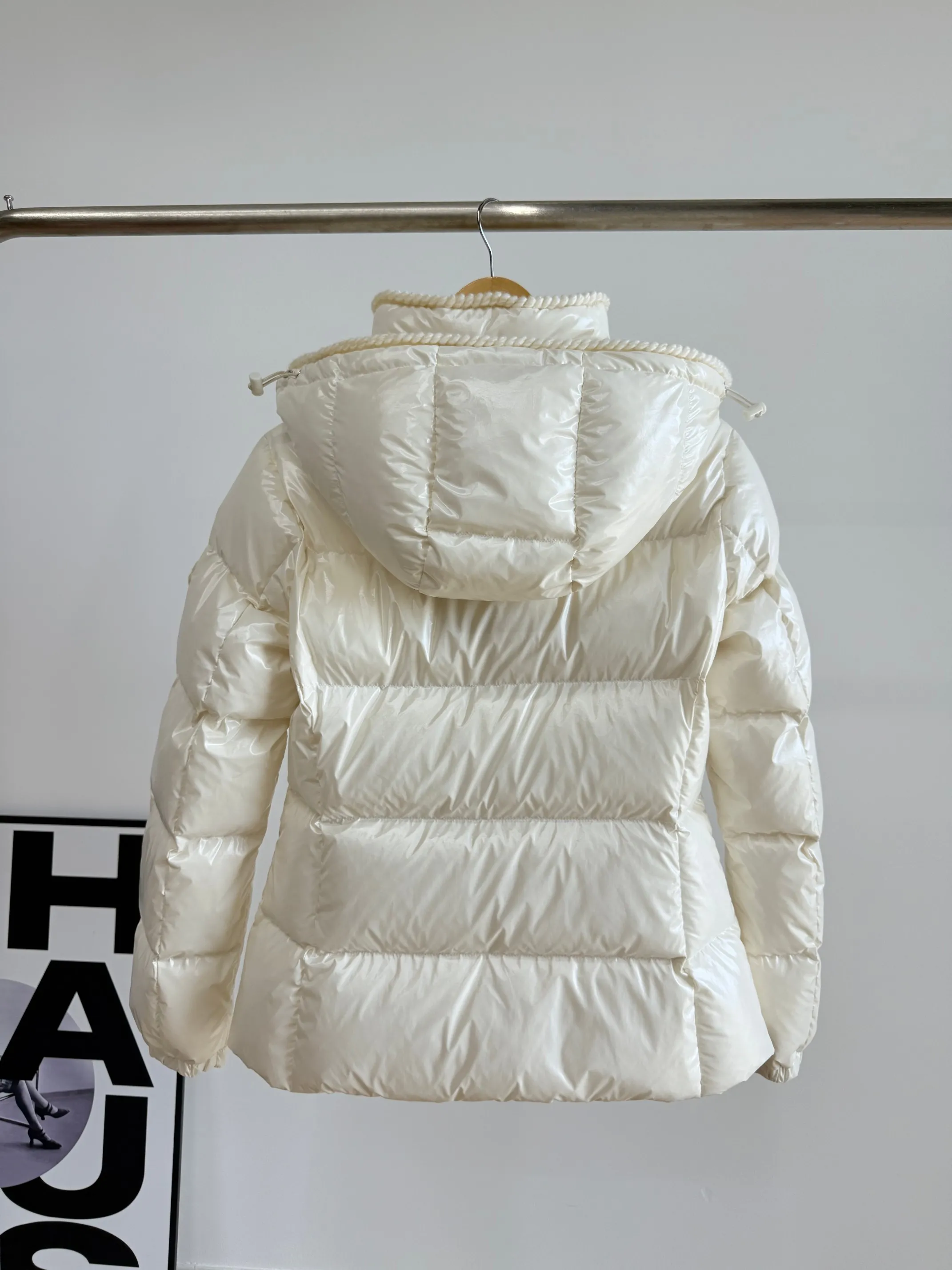 P880 Moncler/Moncler 25 new oil wax leather waisted GLAREIN hooded long-sleeved down jacket for women. Oil wax leather coated new fabric, slim design style, warm and slimming, 90% goose down filling, molded custom hardware. Color: red, white, blue, black Code number: 1234