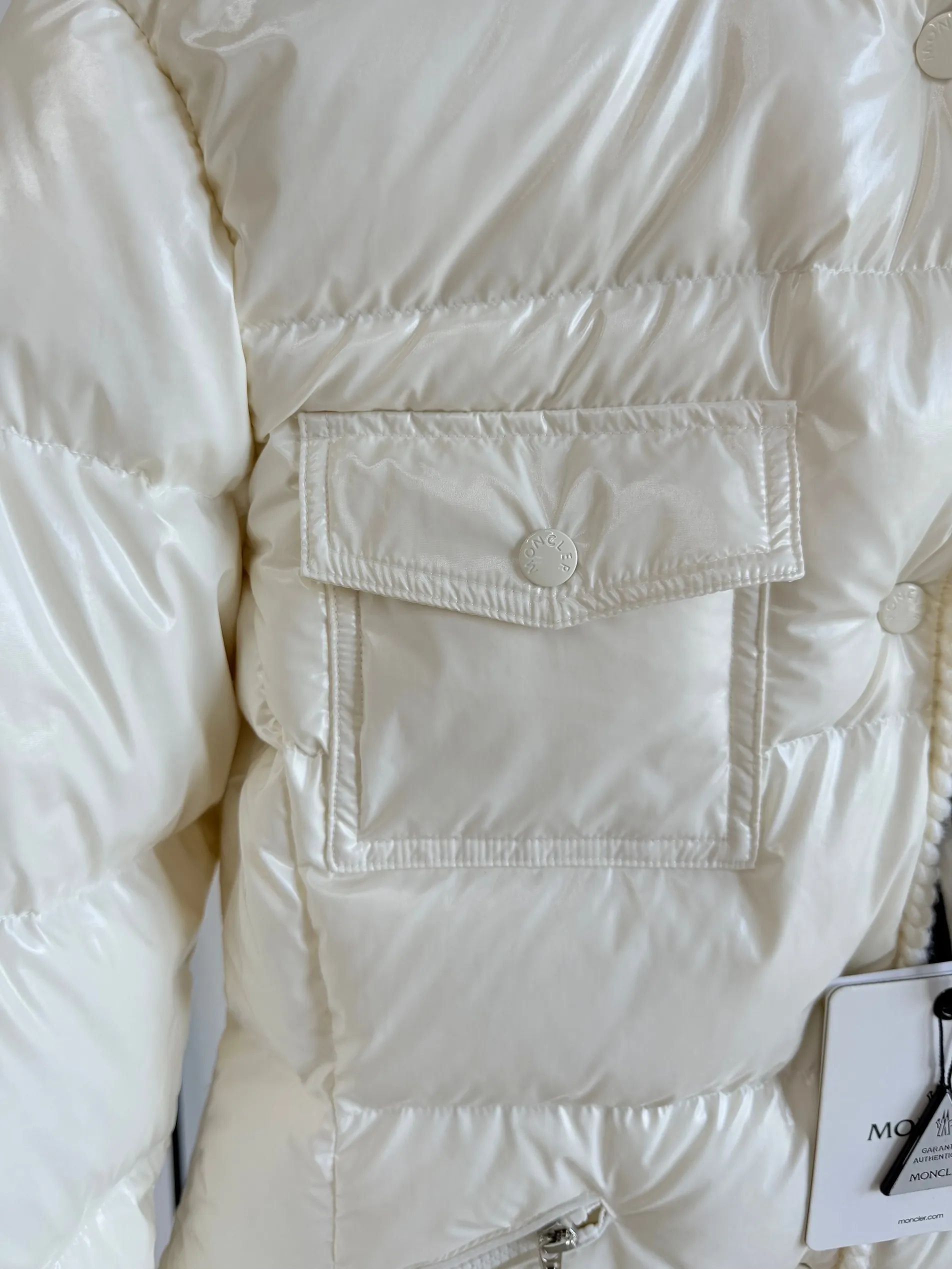 P880 Moncler/Moncler 25 new oil wax leather waisted GLAREIN hooded long-sleeved down jacket for women. Oil wax leather coated new fabric, slim design style, warm and slimming, 90% goose down filling, molded custom hardware. Color: red, white, blue, black Code number: 1234