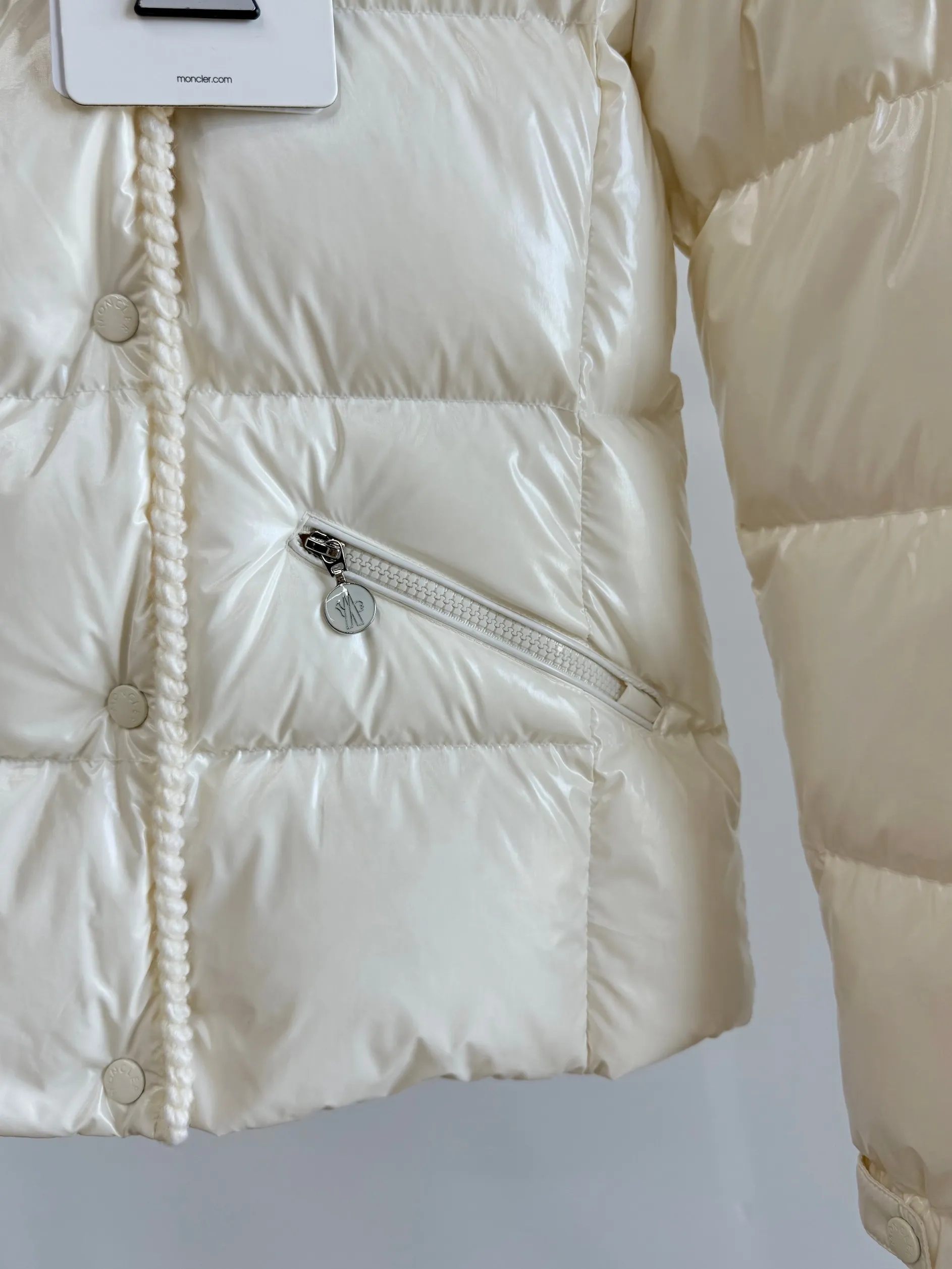 P880 Moncler/Moncler 25 new oil wax leather waisted GLAREIN hooded long-sleeved down jacket for women. Oil wax leather coated new fabric, slim design style, warm and slimming, 90% goose down filling, molded custom hardware. Color: red, white, blue, black Code number: 1234