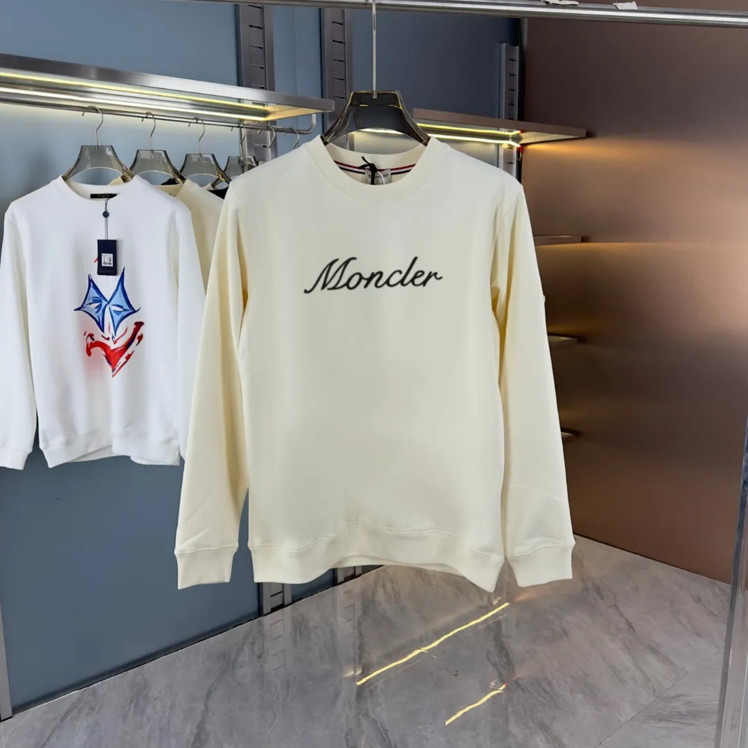 P210 High-version sweatshirt) [Long-term stock] 〖𝐌𝐎𝐍𝐂𝐋𝐄𝐑~Mask〗 Made of 440g heavy-weight fabric. It is different from the market currency. It can be matched with any variety and is properly handsome. 😎The whole dress is made of double waistcoats. The double waistcoats make the whole dress more three-dimensional. Not ordinary factories can do such fine work. 2025 Spring runway version of the T stage, on sale at the counter, round neck terry sweatshirt, high-end double-strand pure cotton, custom-made stretch ribs, dyed in the same vat, complete with three standards, matched with exquisite embroidered LOGO on the chest, simple and advanced, same style for men and women. Color: black, apricot, white, size: S M L XL 2XL
