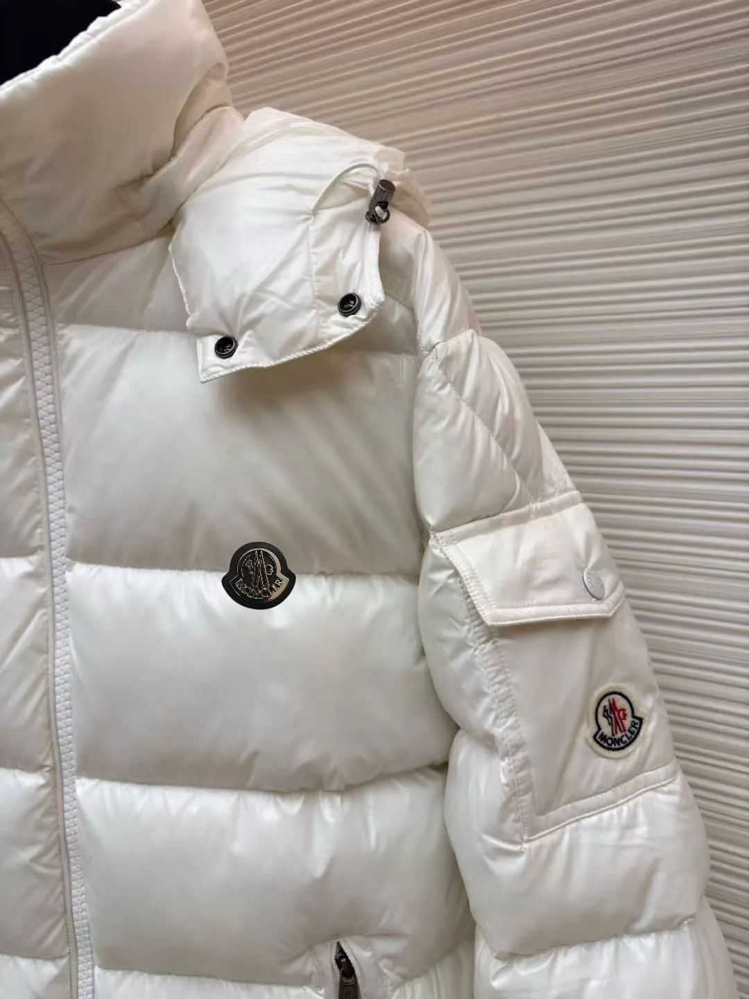 P720 MONCLER Meng Mouth Maya Down Jacket: Color/off-white, black Size: M. L. Zipper pendant with custom logo Fabric: 400D bright nylon, anti-fouling, anti-wrinkle, waterproof and windproof, very wear-resistant, breathable and comfortable.           Embroidery: Straight lines, smooth curves, dense and neat stitches, no jagged edges, flat embroidery surface, no skewed threads, consistent stitch length, no bottom exposed, no overlap, smooth embroidery surface, no ink marks and other stains. Advanced imported embroidery machines are used to ensure embroidery quality.