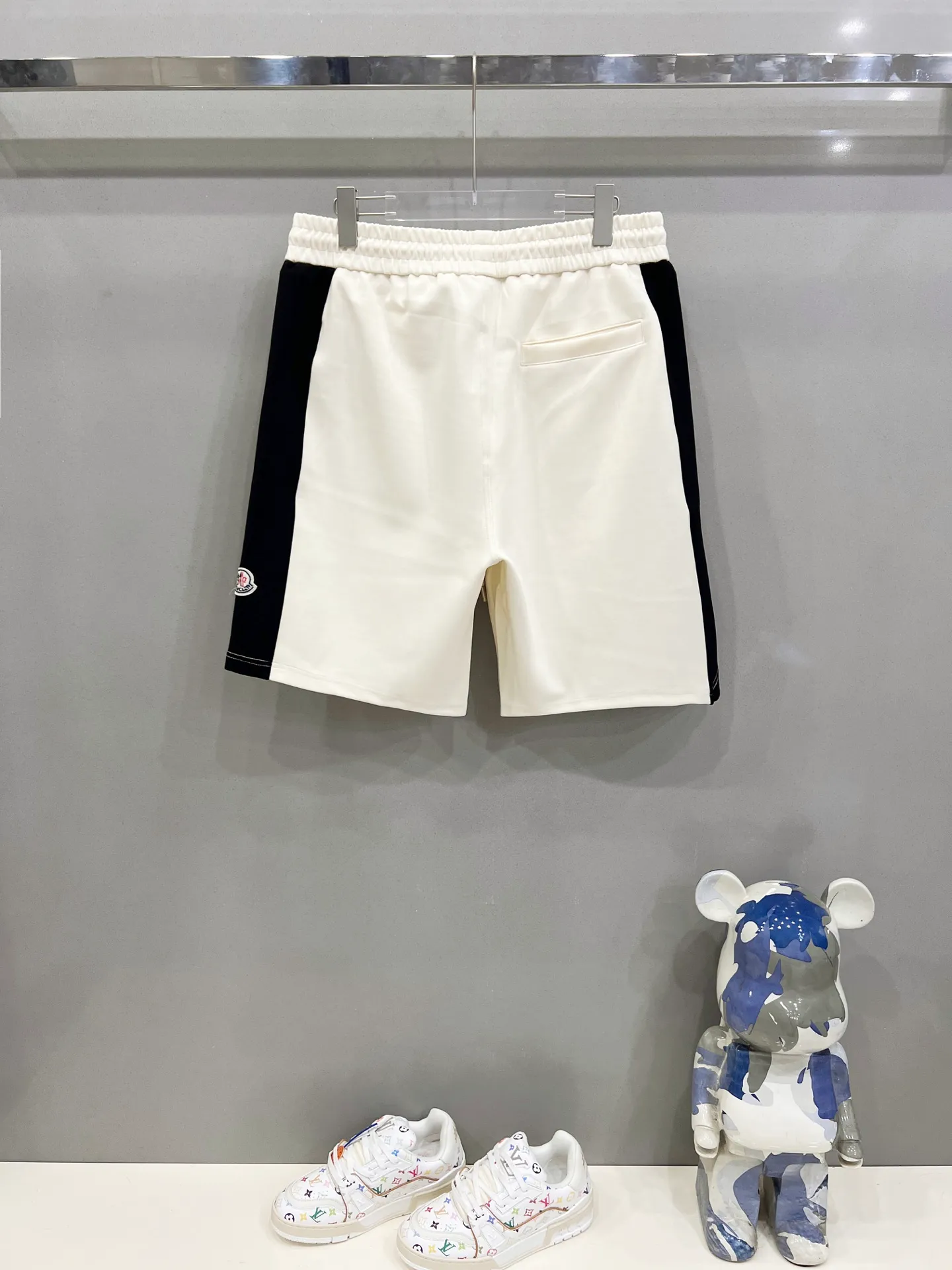 P180 MONCLER/Mask Customized space cotton shorts Contrasting color design simple brand Zhangzi LOGO process logo Official synchronization High version High quality Fashion personality Versatile trend Pure original quality Original fabric Hang tag Collar label Washed wheat Complete three standards Color: Black. Apricot. Size: XS-L