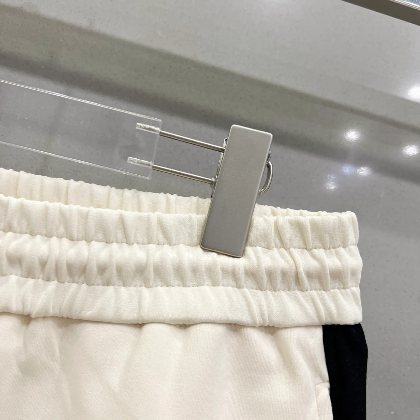 P180 MONCLER/Mask Customized space cotton shorts Contrasting color design simple brand Zhangzi LOGO process logo Official synchronization High version High quality Fashion personality Versatile trend Pure original quality Original fabric Hang tag Collar label Washed wheat Complete three standards Color: Black. Apricot. Size: XS-L