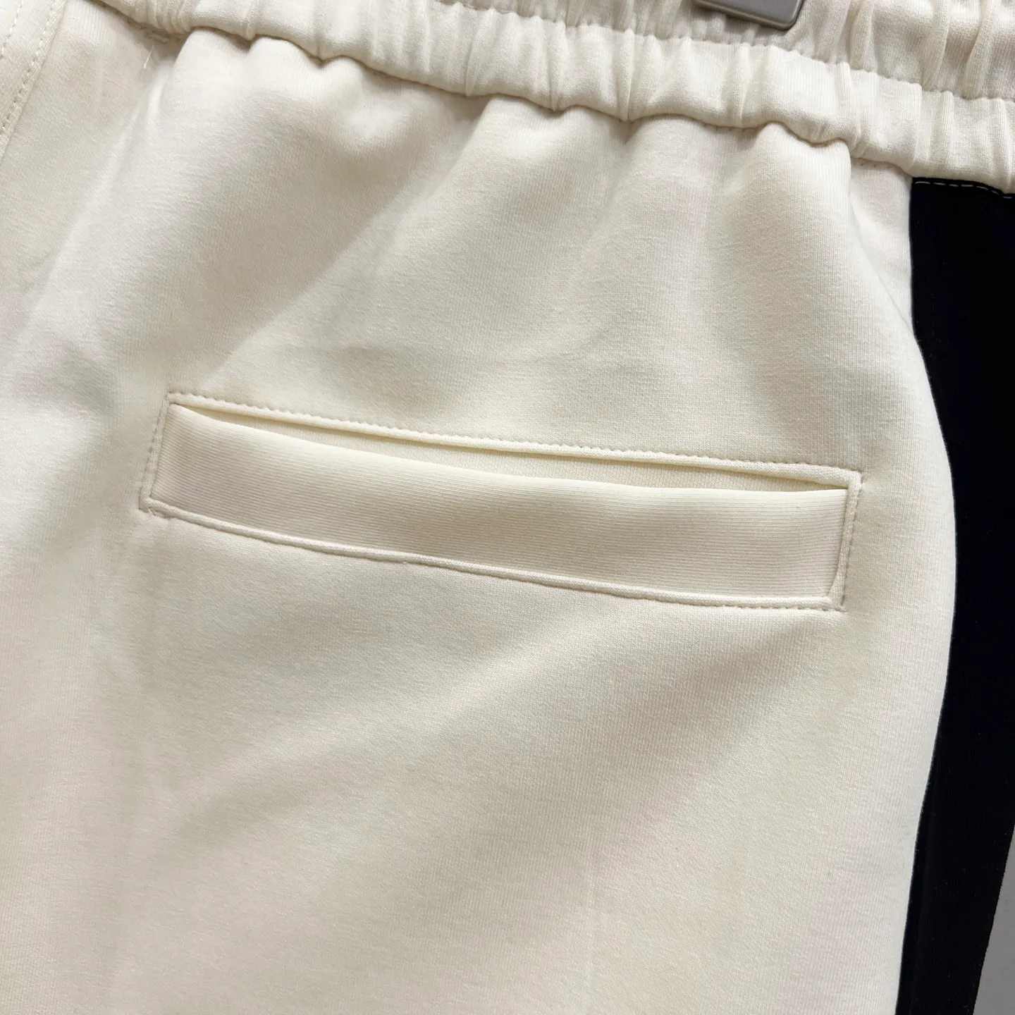 P180 MONCLER/Mask Customized space cotton shorts Contrasting color design simple brand Zhangzi LOGO process logo Official synchronization High version High quality Fashion personality Versatile trend Pure original quality Original fabric Hang tag Collar label Washed wheat Complete three standards Color: Black. Apricot. Size: XS-L