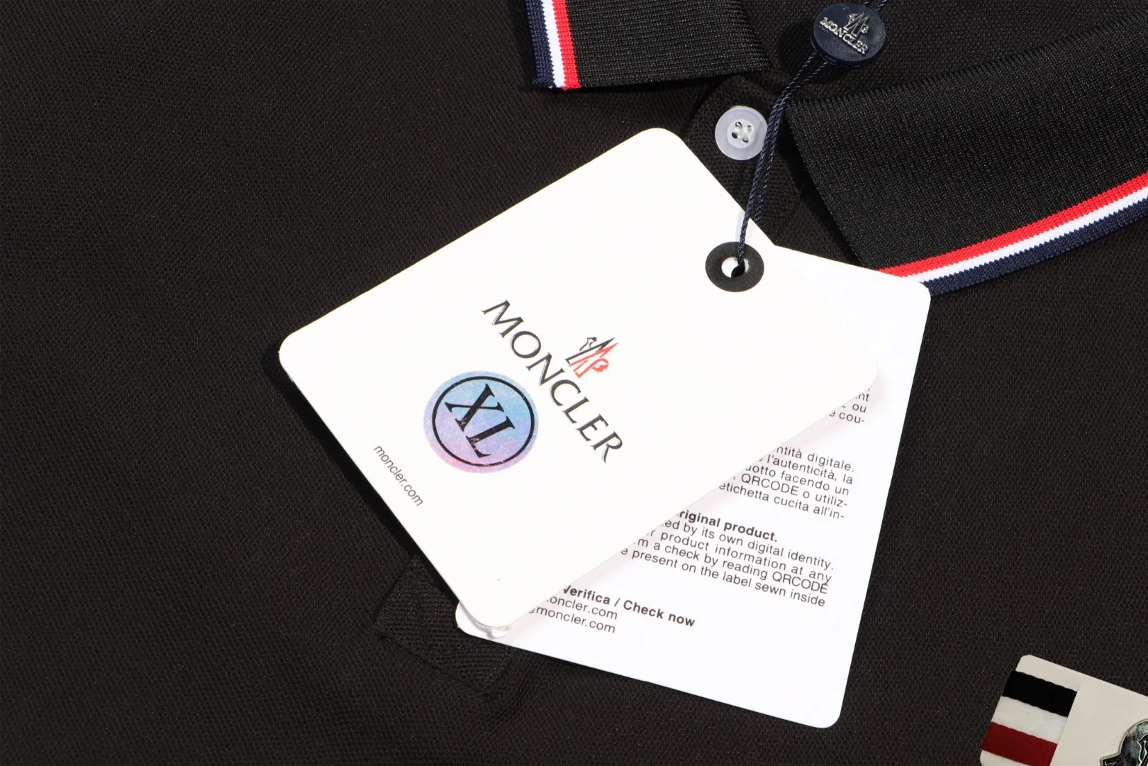 P200 [New model in stock] 𝐌𝐎𝐍𝐂𝐋𝐄𝐑~Mengkou #2024 early spring new high-quality lapel long-sleeved POLO shirt, counter-customized fabrics with high breathability and comfort, impeccable details, the brand's simple element design concept, reflecting high quality. It feels delicate and soft! It presents a casual cut and the upper body shape is great! The chest is filled with three-dimensional embroidery of the brand LOGO to highlight quality and luxury. Color: black, white Size: M~L~XL~2XL~3XL