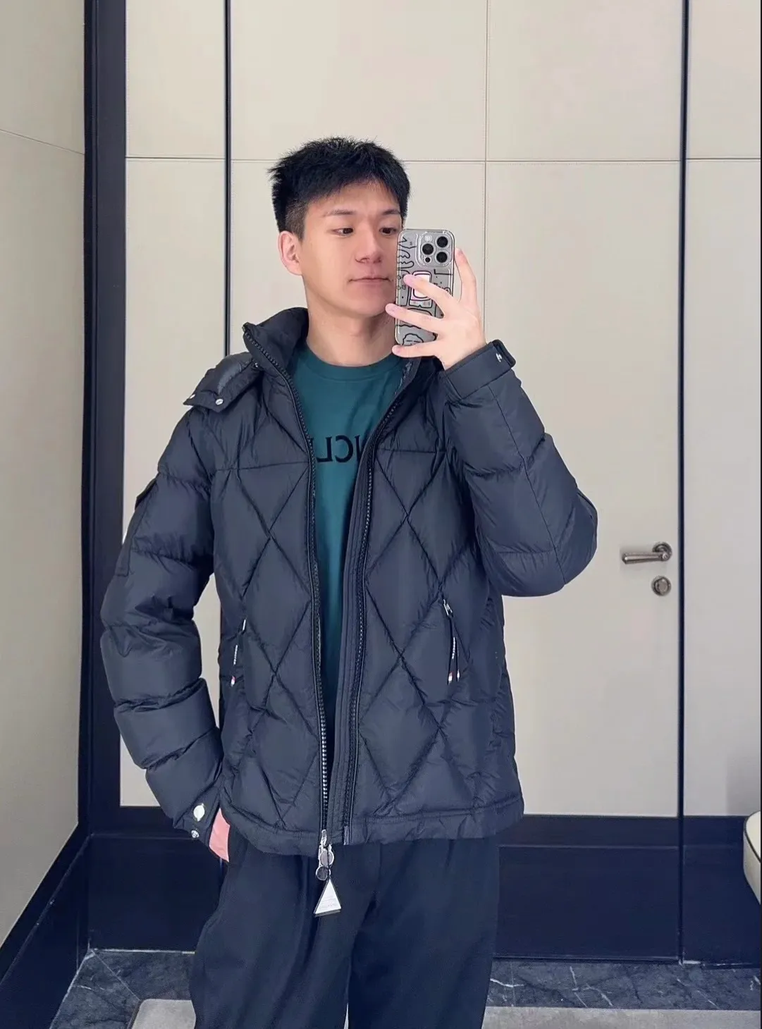 P840 Premium down with chip Moncler Averole short men's diamond check down jacket jacket. Premium goose down filling. Original matching hardware. The Averole men's short down jacket has an eye-catching stitching pattern, which combines diamond quilted yoke and rectangular quilted body. The Averole men's short down jacket has an eye-catching stitching pattern, and the diamond quilted yoke and rectangular quilted body complement each other. Made from stretch nylon and features a removable hood, pockets and two-way zip fly. Details •Made from stretch nylon fabric •Stretch nylon lining •Down filling •Detachable and adjustable hood with press studs and drawstring •Diamond quilted yoke •Zip closure •Zip pockets •Adjustable cuffs with press studs •Fleece felt logo Size: 1-5 Black White