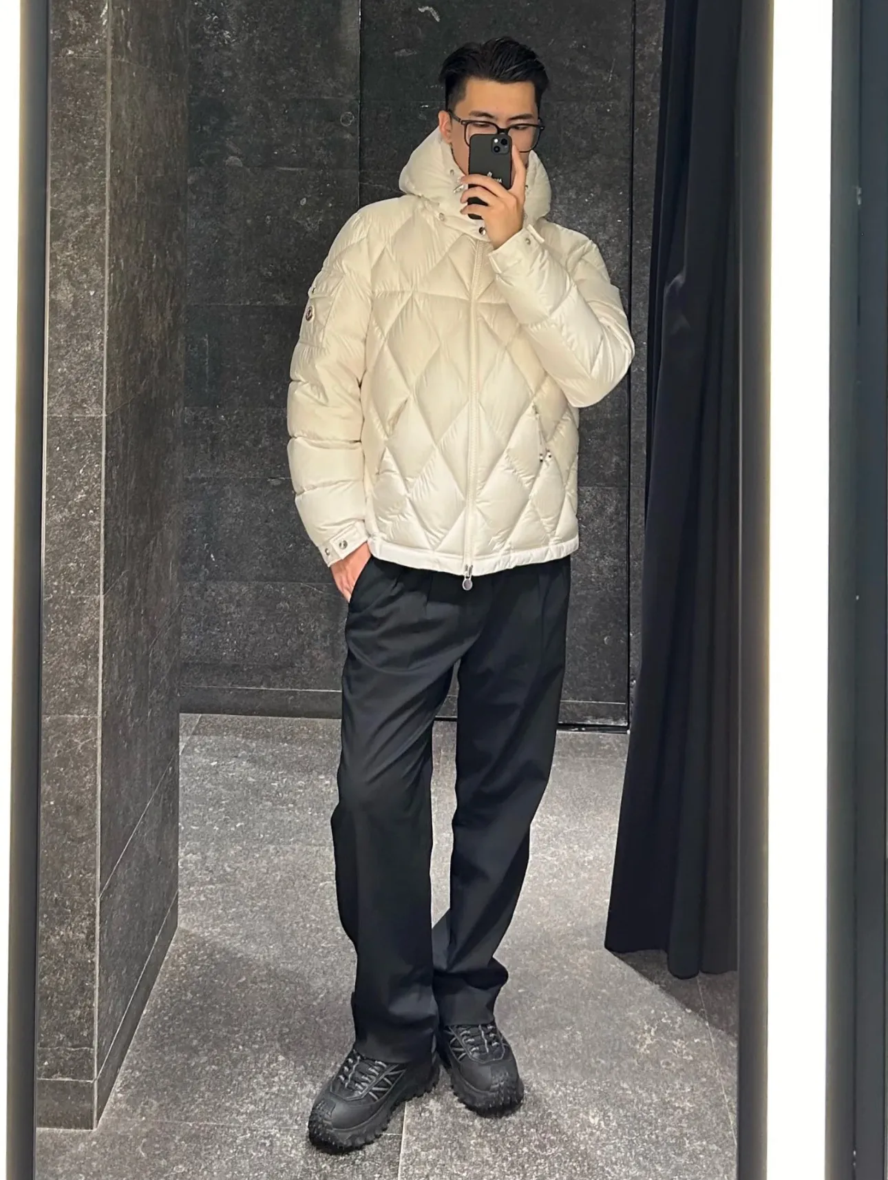 P840 Premium down with chip Moncler Averole short men's diamond check down jacket jacket. Premium goose down filling. Original matching hardware. The Averole men's short down jacket has an eye-catching stitching pattern, which combines diamond quilted yoke and rectangular quilted body. The Averole men's short down jacket has an eye-catching stitching pattern, and the diamond quilted yoke and rectangular quilted body complement each other. Made from stretch nylon and features a removable hood, pockets and two-way zip fly. Details •Made from stretch nylon fabric •Stretch nylon lining •Down filling •Detachable and adjustable hood with press studs and drawstring •Diamond quilted yoke •Zip closure •Zip pockets •Adjustable cuffs with press studs •Fleece felt logo Size: 1-5 Black White