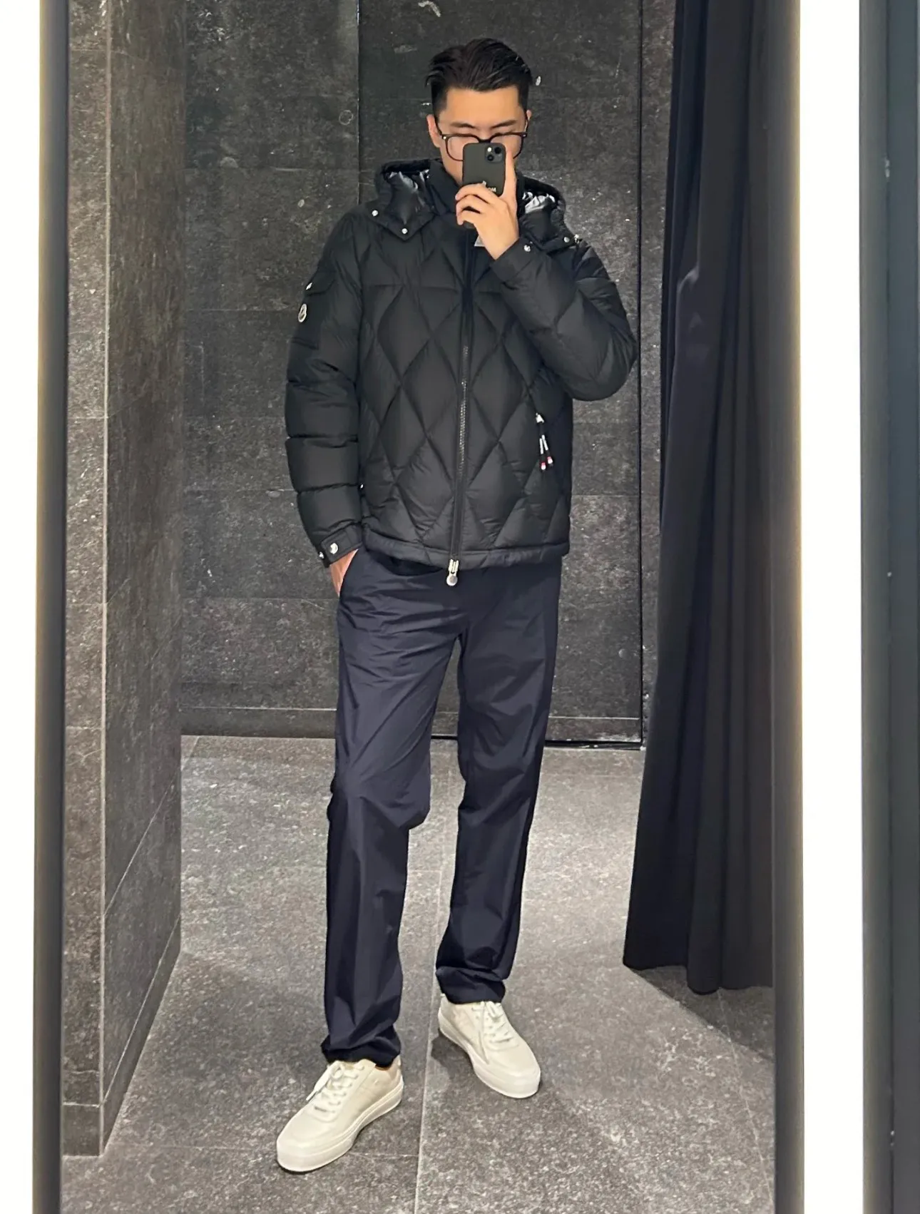 P840 Premium down with chip Moncler Averole short men's diamond check down jacket jacket. Premium goose down filling. Original matching hardware. The Averole men's short down jacket has an eye-catching stitching pattern, which combines diamond quilted yoke and rectangular quilted body. The Averole men's short down jacket has an eye-catching stitching pattern, and the diamond quilted yoke and rectangular quilted body complement each other. Made from stretch nylon and features a removable hood, pockets and two-way zip fly. Details •Made from stretch nylon fabric •Stretch nylon lining •Down filling •Detachable and adjustable hood with press studs and drawstring •Diamond quilted yoke •Zip closure •Zip pockets •Adjustable cuffs with press studs •Fleece felt logo Size: 1-5 Black White