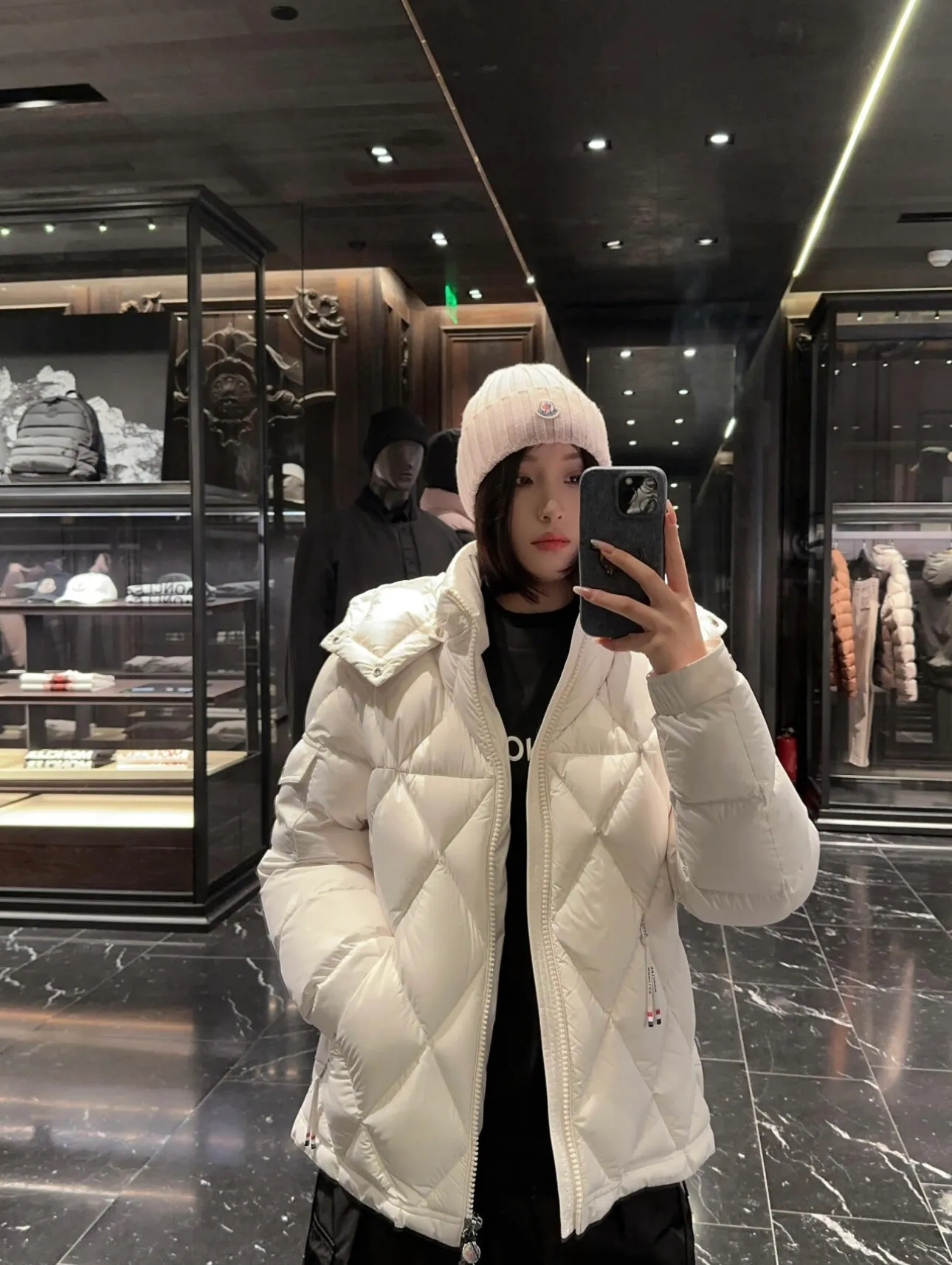 P840 Premium down with chip Moncler Averole short men's diamond check down jacket jacket. Premium goose down filling. Original matching hardware. The Averole men's short down jacket has an eye-catching stitching pattern, which combines diamond quilted yoke and rectangular quilted body. The Averole men's short down jacket has an eye-catching stitching pattern, and the diamond quilted yoke and rectangular quilted body complement each other. Made from stretch nylon and features a removable hood, pockets and two-way zip fly. Details •Made from stretch nylon fabric •Stretch nylon lining •Down filling •Detachable and adjustable hood with press studs and drawstring •Diamond quilted yoke •Zip closure •Zip pockets •Adjustable cuffs with press studs •Fleece felt logo Size: 1-5 Black White