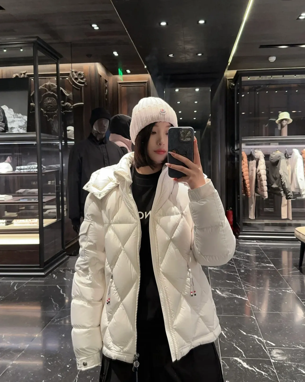 P840 Premium down with chip Moncler Averole short men's diamond check down jacket jacket. Premium goose down filling. Original matching hardware. The Averole men's short down jacket has an eye-catching stitching pattern, which combines diamond quilted yoke and rectangular quilted body. The Averole men's short down jacket has an eye-catching stitching pattern, and the diamond quilted yoke and rectangular quilted body complement each other. Made from stretch nylon and features a removable hood, pockets and two-way zip fly. Details •Made from stretch nylon fabric •Stretch nylon lining •Down filling •Detachable and adjustable hood with press studs and drawstring •Diamond quilted yoke •Zip closure •Zip pockets •Adjustable cuffs with press studs •Fleece felt logo Size: 1-5 Black White
