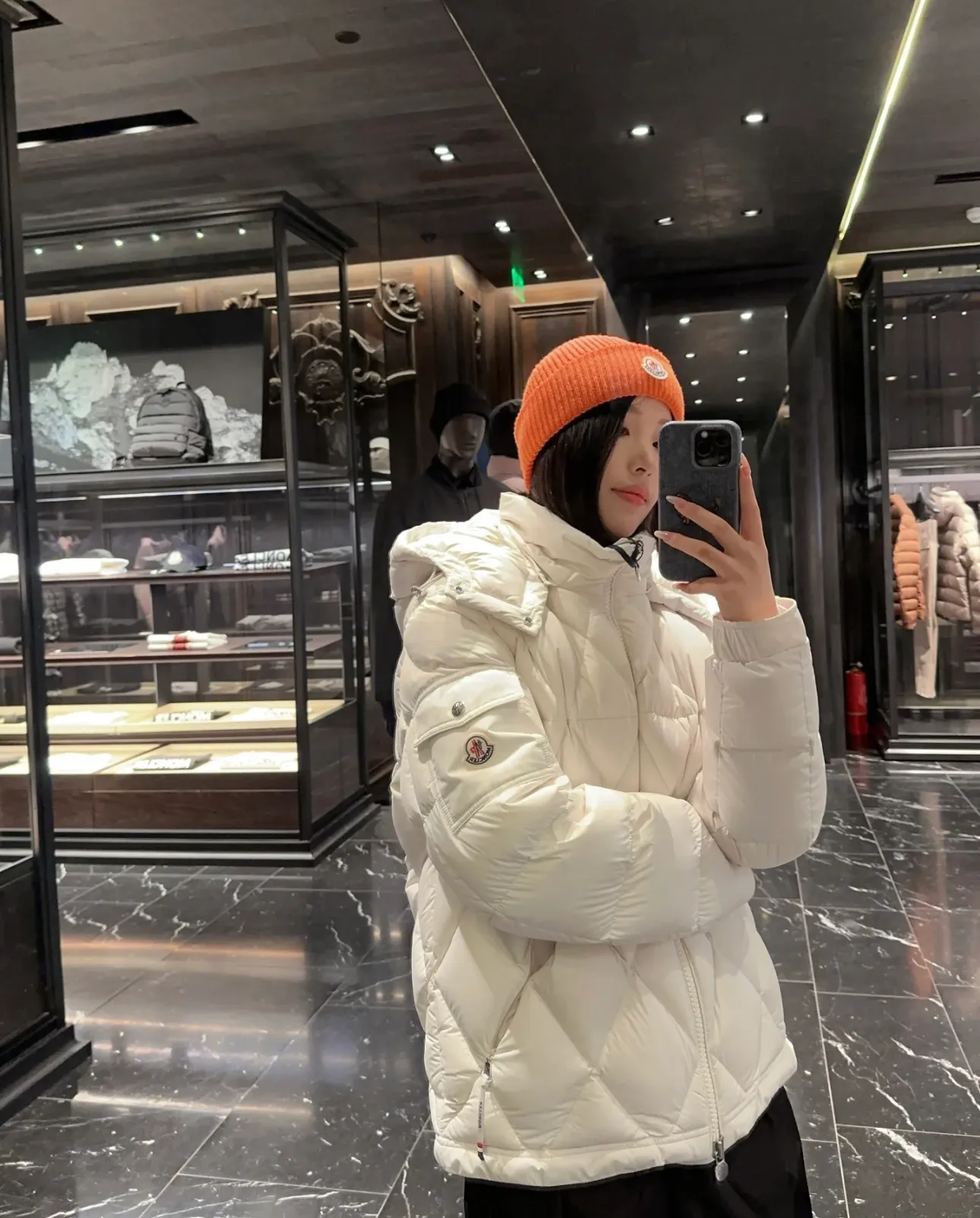 P840 Premium down with chip Moncler Averole short men's diamond check down jacket jacket. Premium goose down filling. Original matching hardware. The Averole men's short down jacket has an eye-catching stitching pattern, which combines diamond quilted yoke and rectangular quilted body. The Averole men's short down jacket has an eye-catching stitching pattern, and the diamond quilted yoke and rectangular quilted body complement each other. Made from stretch nylon and features a removable hood, pockets and two-way zip fly. Details •Made from stretch nylon fabric •Stretch nylon lining •Down filling •Detachable and adjustable hood with press studs and drawstring •Diamond quilted yoke •Zip closure •Zip pockets •Adjustable cuffs with press studs •Fleece felt logo Size: 1-5 Black White