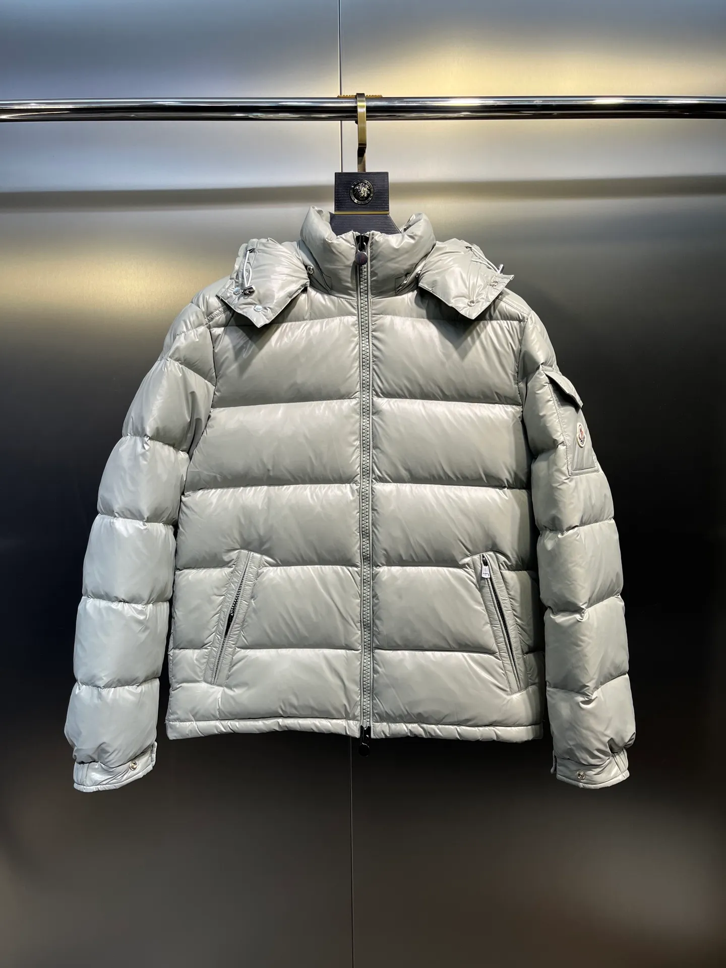 P780 Premium Mung Bean Gray) 𝗠𝗼𝗻𝗰𝗹𝗲𝗿 𝗠𝗮𝘆𝗮/ Moncler Top Mayan Down Jacket A super hit model that you can’t buy in winter. Eason Chan, Nicholas Tse, and Zhao Lusi have been wearing it one after another. They speak for themselves with their strength, a veteran-level style. This series is known for its fluffy bread style and glossy effect. It is the most popular series in the classic main line of the M family. Buying at the counter and from the official website is basically a matter of rush! Promise me to buy it soon! Just needed series! ! Don’t wait until winter when it’s hard to get one size: 123456