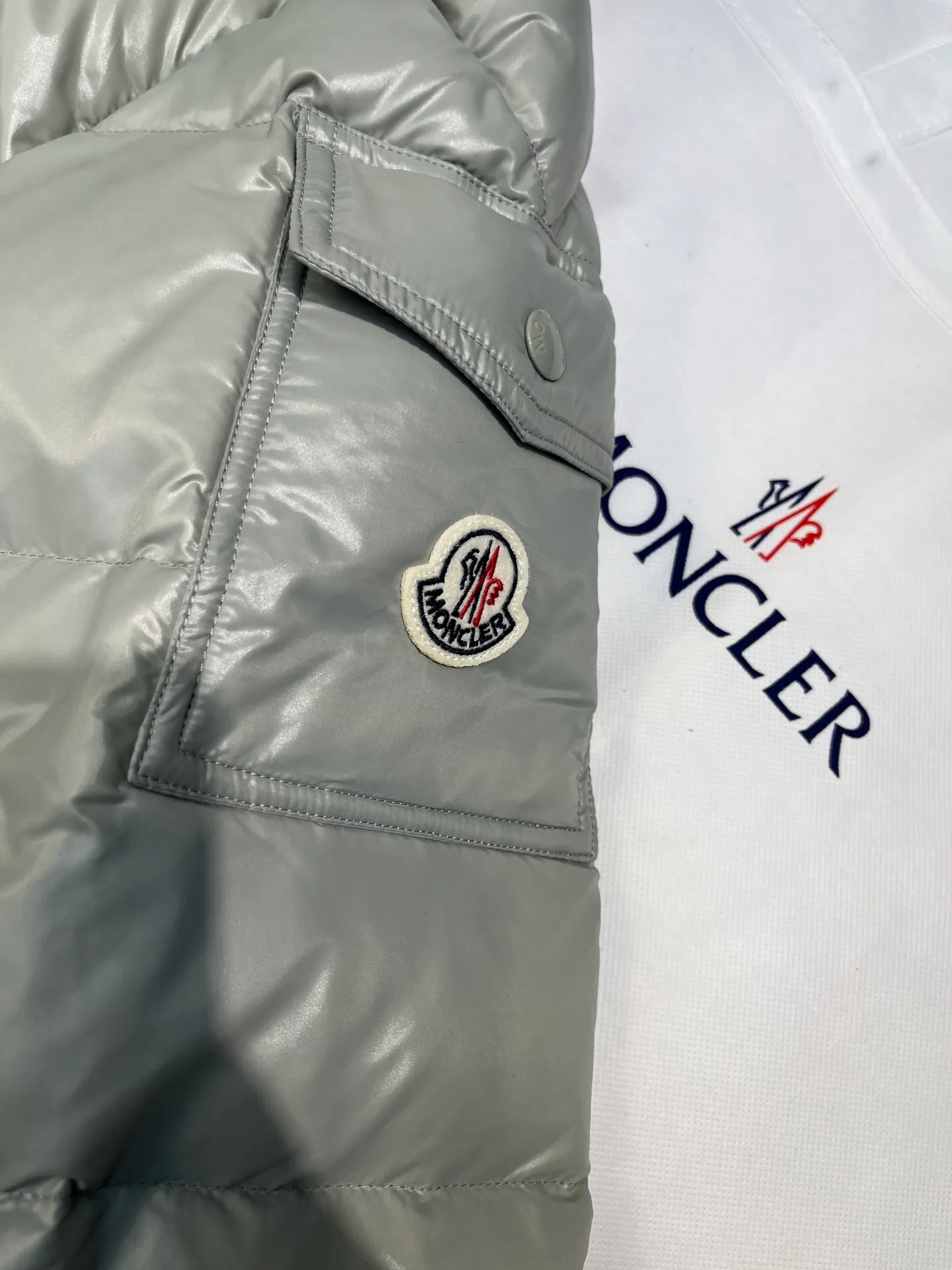 P780 Premium Mung Bean Gray) 𝗠𝗼𝗻𝗰𝗹𝗲𝗿 𝗠𝗮𝘆𝗮/ Moncler Top Mayan Down Jacket A super hit model that you can’t buy in winter. Eason Chan, Nicholas Tse, and Zhao Lusi have been wearing it one after another. They speak for themselves with their strength, a veteran-level style. This series is known for its fluffy bread style and glossy effect. It is the most popular series in the classic main line of the M family. Buying at the counter and from the official website is basically a matter of rush! Promise me to buy it soon! Just needed series! ! Don’t wait until winter when it’s hard to get one size: 123456