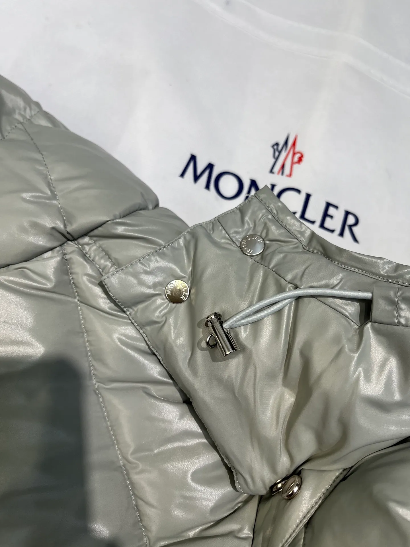 P780 Premium Mung Bean Gray) 𝗠𝗼𝗻𝗰𝗹𝗲𝗿 𝗠𝗮𝘆𝗮/ Moncler Top Mayan Down Jacket A super hit model that you can’t buy in winter. Eason Chan, Nicholas Tse, and Zhao Lusi have been wearing it one after another. They speak for themselves with their strength, a veteran-level style. This series is known for its fluffy bread style and glossy effect. It is the most popular series in the classic main line of the M family. Buying at the counter and from the official website is basically a matter of rush! Promise me to buy it soon! Just needed series! ! Don’t wait until winter when it’s hard to get one size: 123456