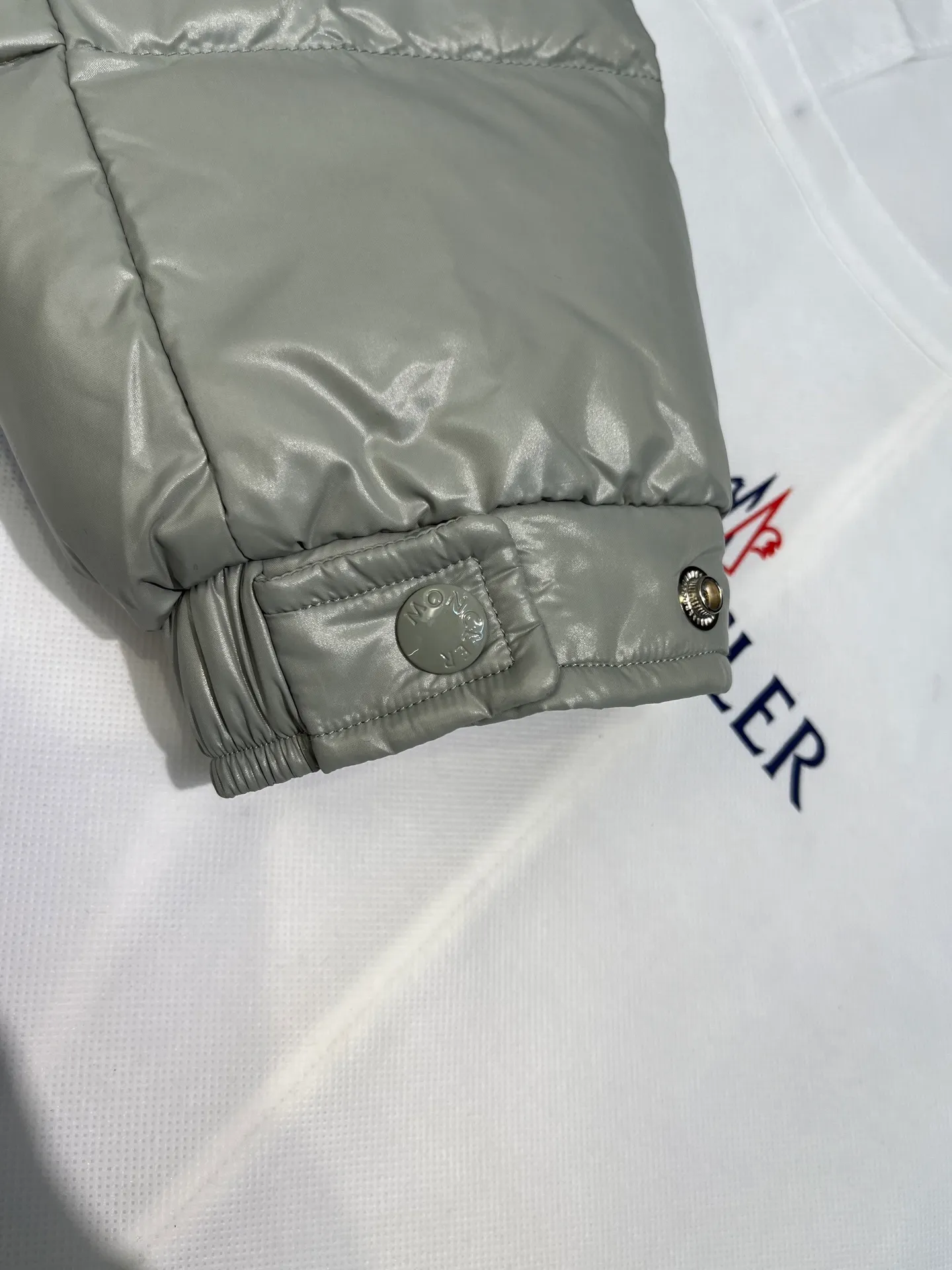 P780 Premium Mung Bean Gray) 𝗠𝗼𝗻𝗰𝗹𝗲𝗿 𝗠𝗮𝘆𝗮/ Moncler Top Mayan Down Jacket A super hit model that you can’t buy in winter. Eason Chan, Nicholas Tse, and Zhao Lusi have been wearing it one after another. They speak for themselves with their strength, a veteran-level style. This series is known for its fluffy bread style and glossy effect. It is the most popular series in the classic main line of the M family. Buying at the counter and from the official website is basically a matter of rush! Promise me to buy it soon! Just needed series! ! Don’t wait until winter when it’s hard to get one size: 123456