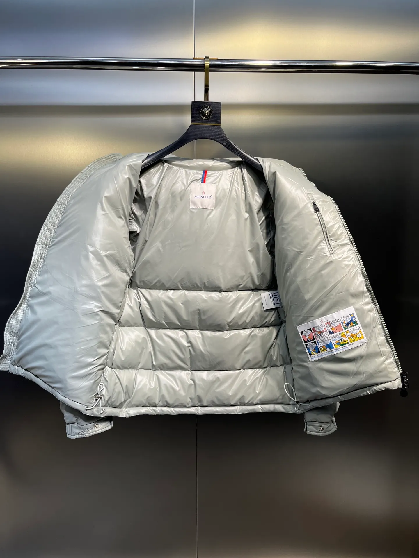 P780 Premium Mung Bean Gray) 𝗠𝗼𝗻𝗰𝗹𝗲𝗿 𝗠𝗮𝘆𝗮/ Moncler Top Mayan Down Jacket A super hit model that you can’t buy in winter. Eason Chan, Nicholas Tse, and Zhao Lusi have been wearing it one after another. They speak for themselves with their strength, a veteran-level style. This series is known for its fluffy bread style and glossy effect. It is the most popular series in the classic main line of the M family. Buying at the counter and from the official website is basically a matter of rush! Promise me to buy it soon! Just needed series! ! Don’t wait until winter when it’s hard to get one size: 123456