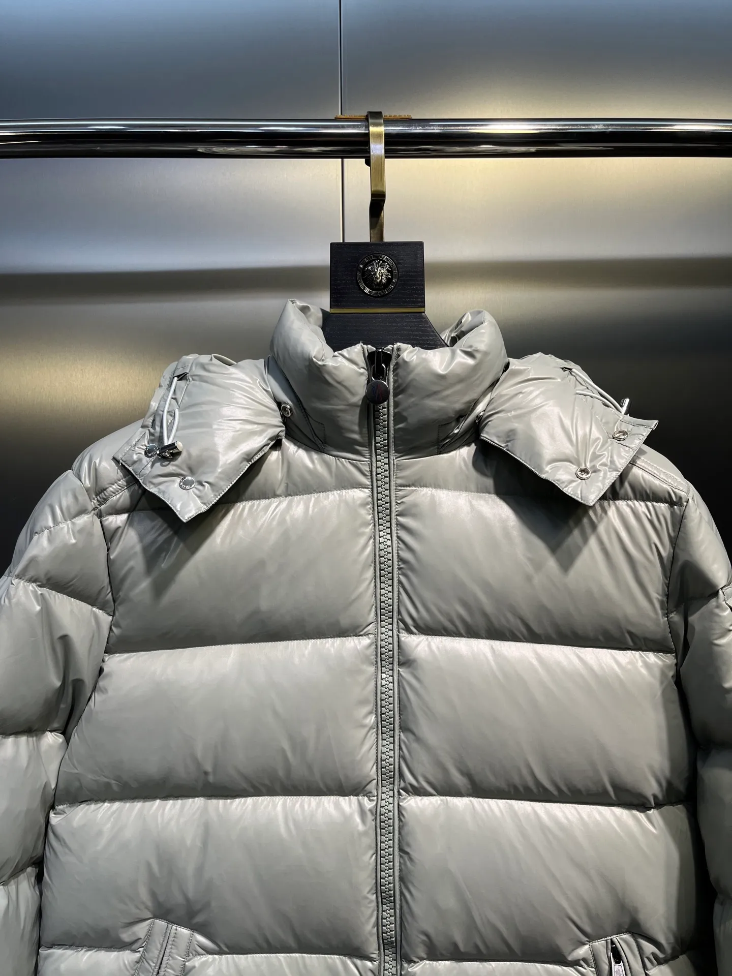 P780 Premium Mung Bean Gray) 𝗠𝗼𝗻𝗰𝗹𝗲𝗿 𝗠𝗮𝘆𝗮/ Moncler Top Mayan Down Jacket A super hit model that you can’t buy in winter. Eason Chan, Nicholas Tse, and Zhao Lusi have been wearing it one after another. They speak for themselves with their strength, a veteran-level style. This series is known for its fluffy bread style and glossy effect. It is the most popular series in the classic main line of the M family. Buying at the counter and from the official website is basically a matter of rush! Promise me to buy it soon! Just needed series! ! Don’t wait until winter when it’s hard to get one size: 123456
