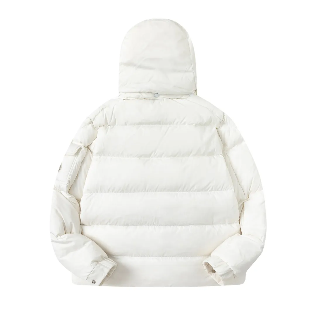 P860 (with dust bag) MONCLER/Mongolian autumn and winter new Maya matte short down jacket. This vezere short down jacket is a basic warm item that highlights the style of Moner. The vezere down jacket is made of longue saison fabric, which is both lightweight and warm. This short down jacket features a hood that can be easily removed depending on the weather. The jacket silhouette and sleeve patch pockets pay homage to the iconic Moner Maya down jacket. · Made of longue saison fabric · Lon lé ger brillant lining with 90% goose down filling Detachable and adjustable hood with zipper and snap button closure Zippered pockets Sleeves with patch pockets · Adjustable cuffs · Drawstring hem Color: Black/White Sizes: 1/2/3/4/5